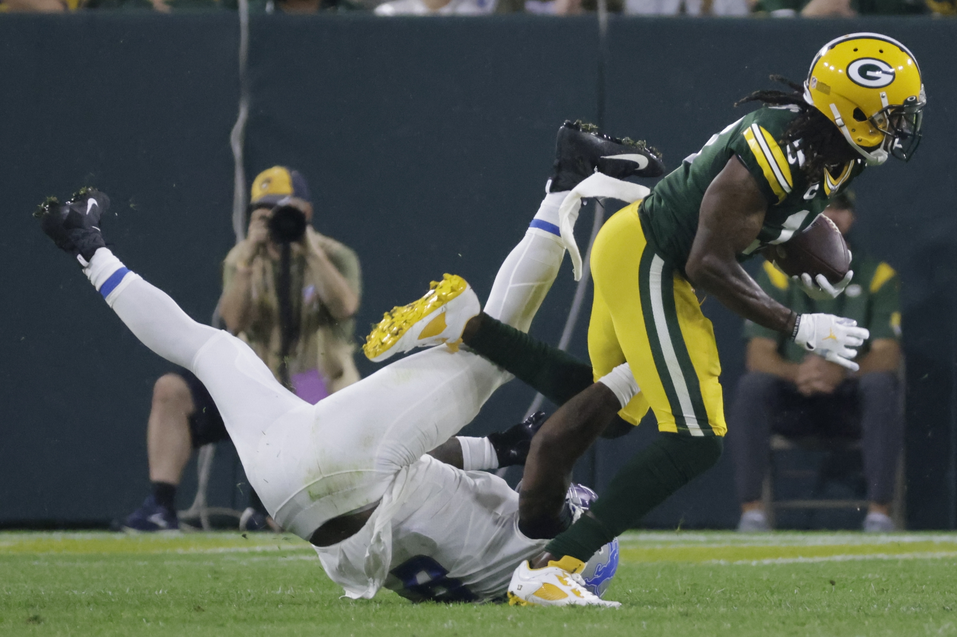 NFL: Green Bay Aaron Jones necklace fathers ashes, Packers defeat Lions