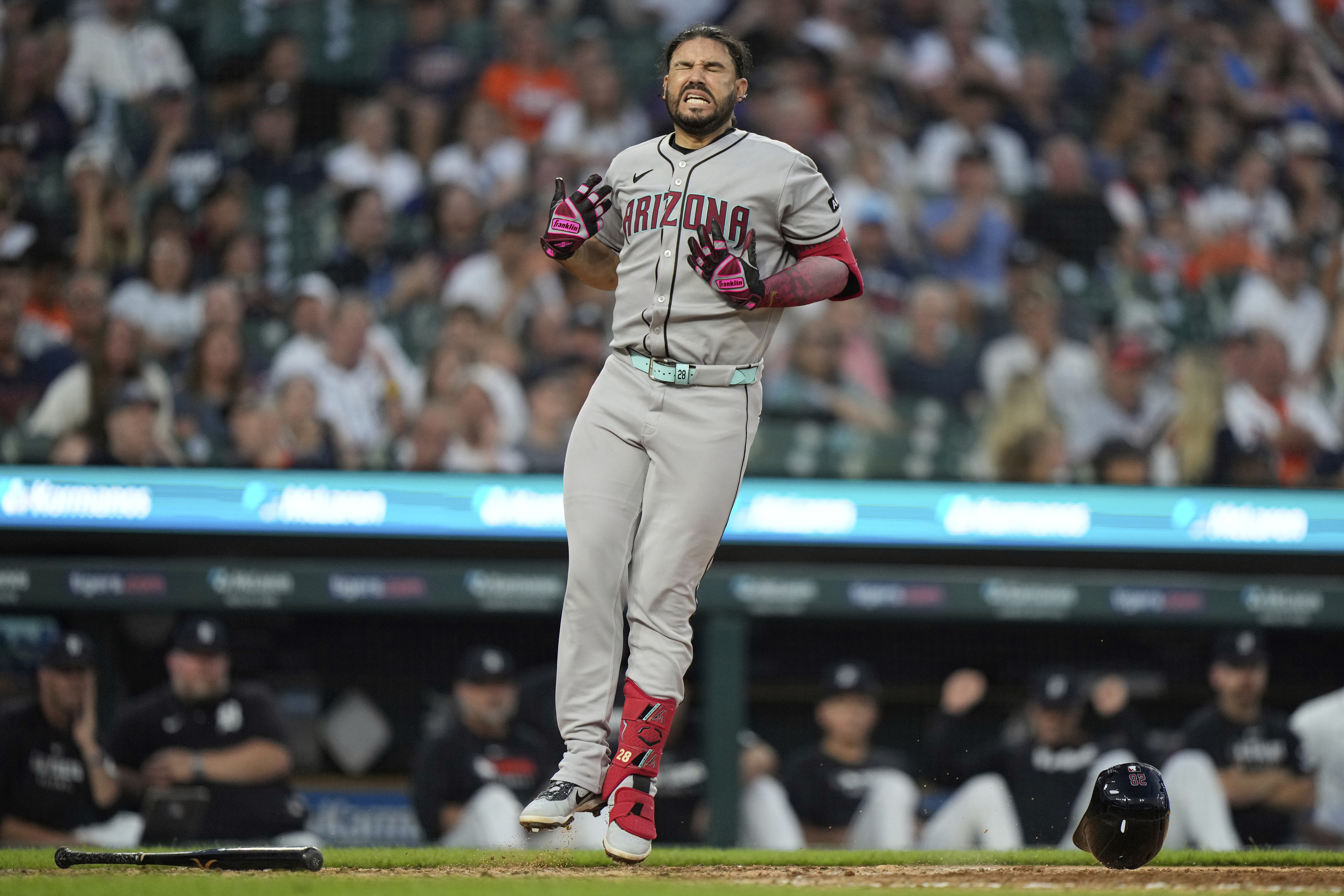 Eugenio Suárez says X-rays were negative after he was hit on index 