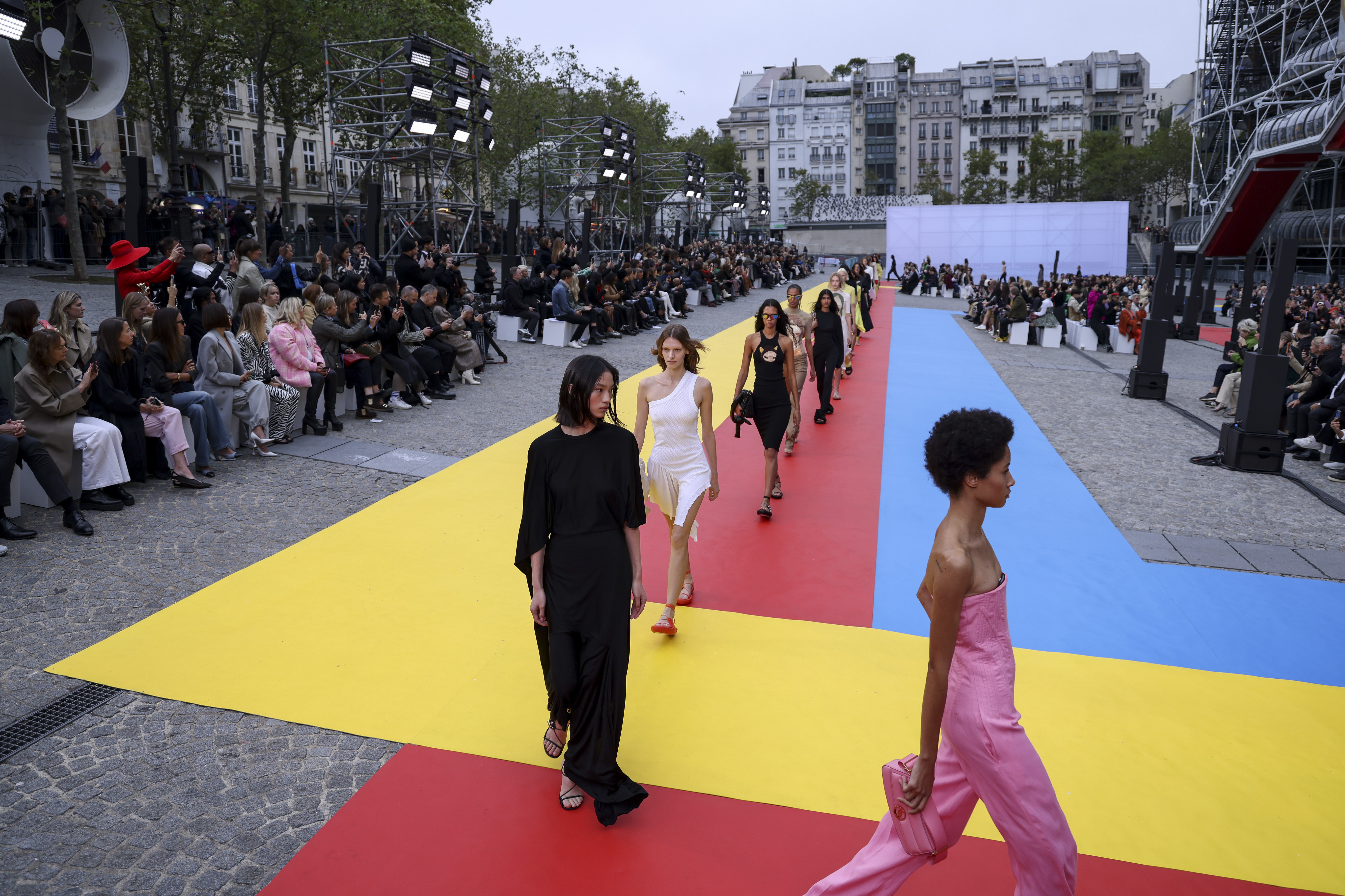 Stella McCartney's sustainable fashion enchants Paris - Il