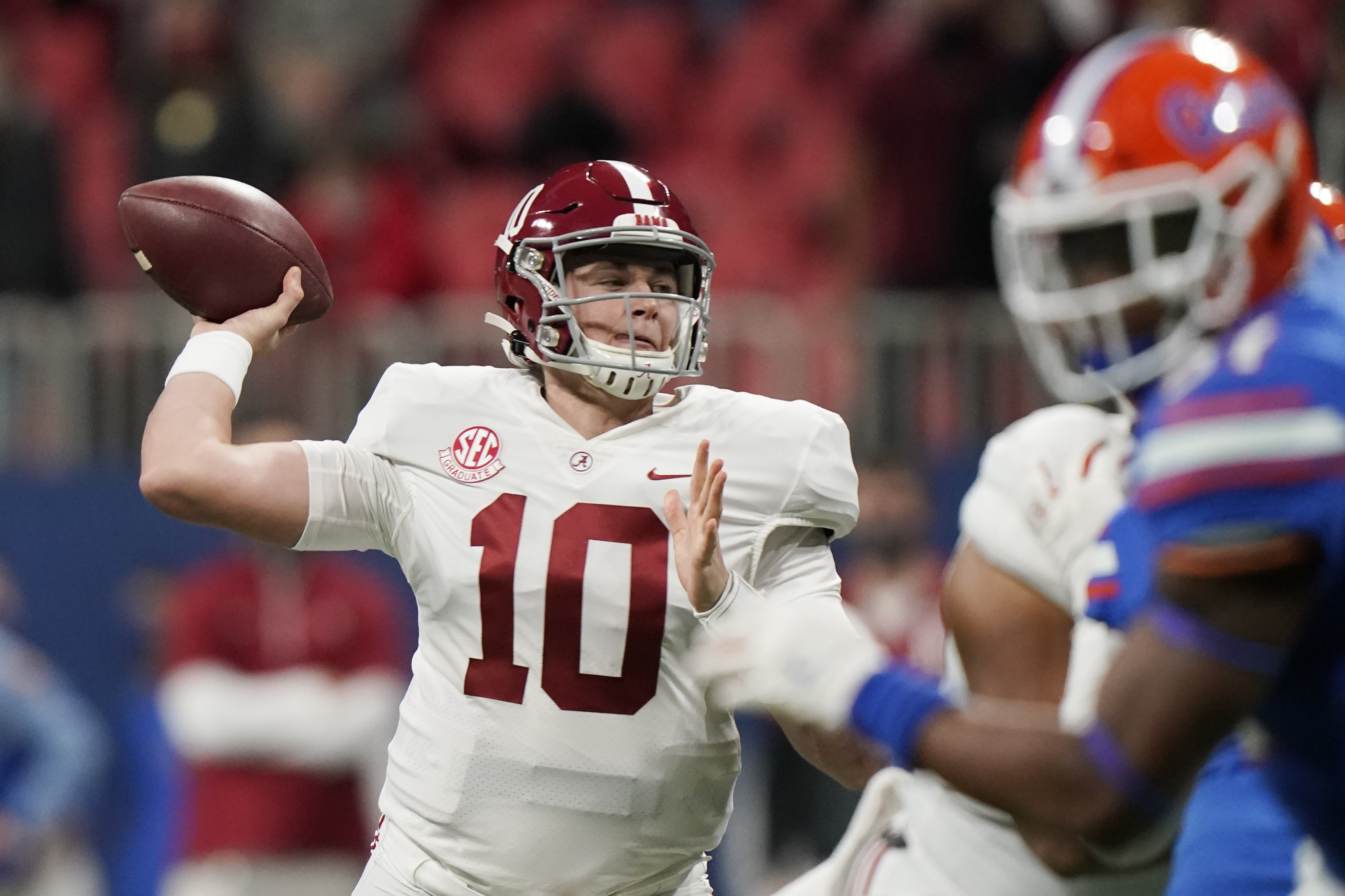 Harris scores 5 TDs, No. 1 Bama escapes No. 11 Florida 52-46