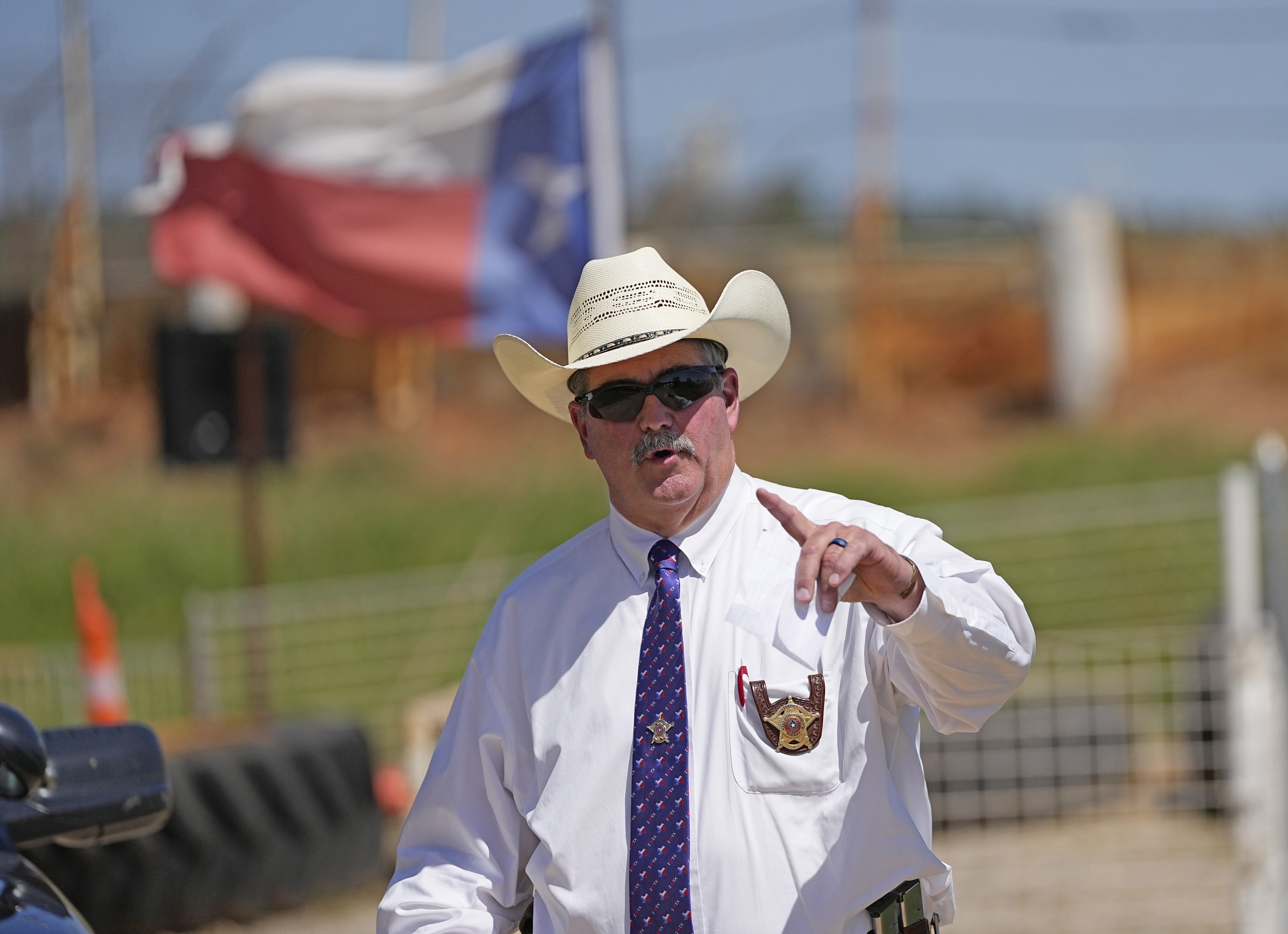 300 Texas Rangers, troopers, other officers gather in Cleveland