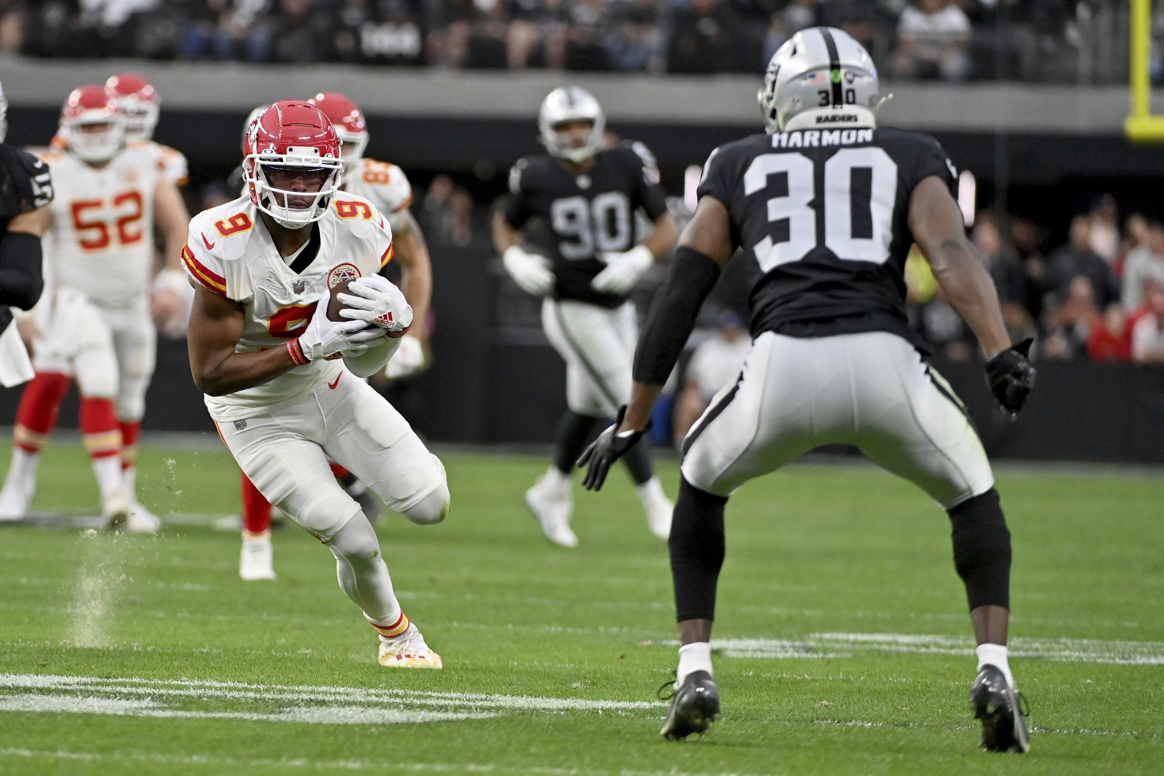 Mahomes Sets Record, Chiefs Beat Raiders for AFC's Top Seed