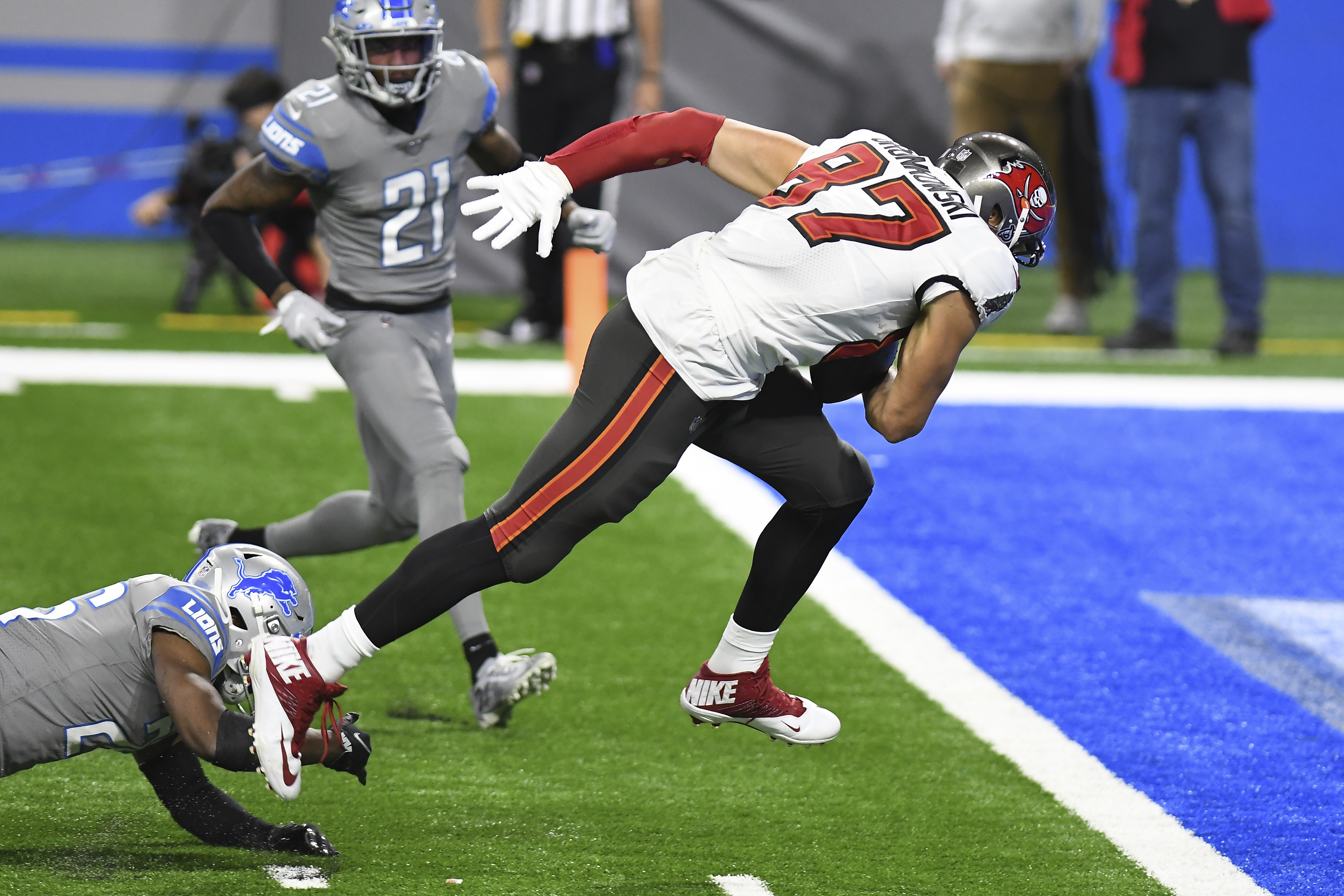 Brady-led Bucs beat Lions to end 13-year playoff drought