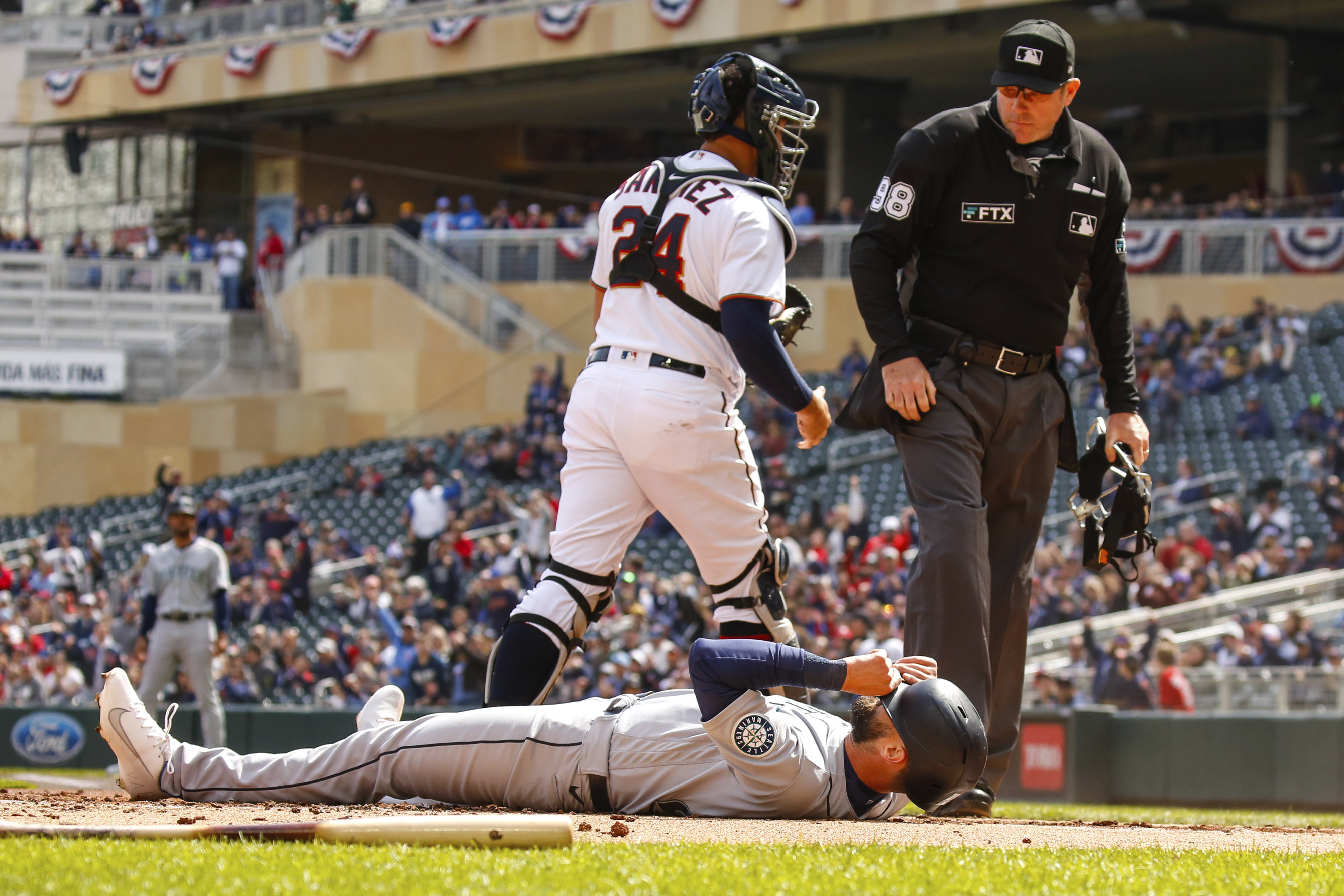 Sánchez slam leads Twins in 6-homer surge to beat Mariners