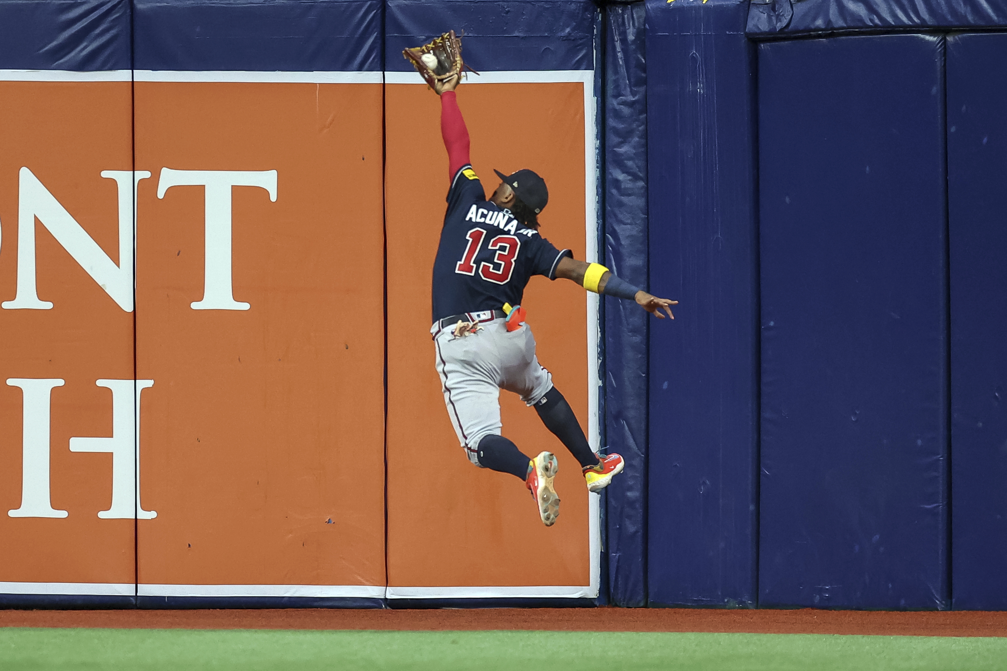 Ronald Acuna Jr. goes all-out for HR celebration in Venezuelan League game