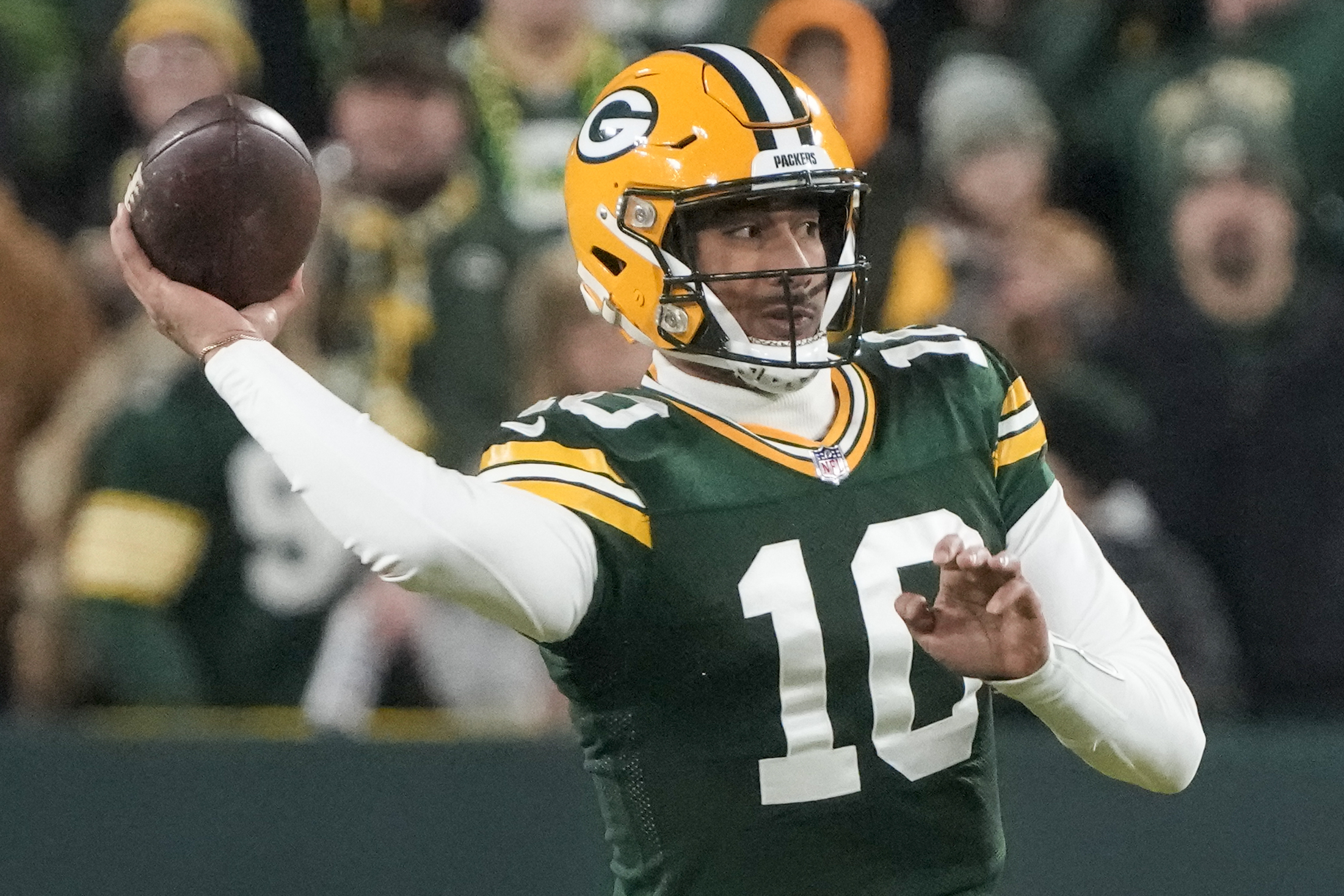 Packers QB Aaron Rodgers exits Sunday night loss early with ribs