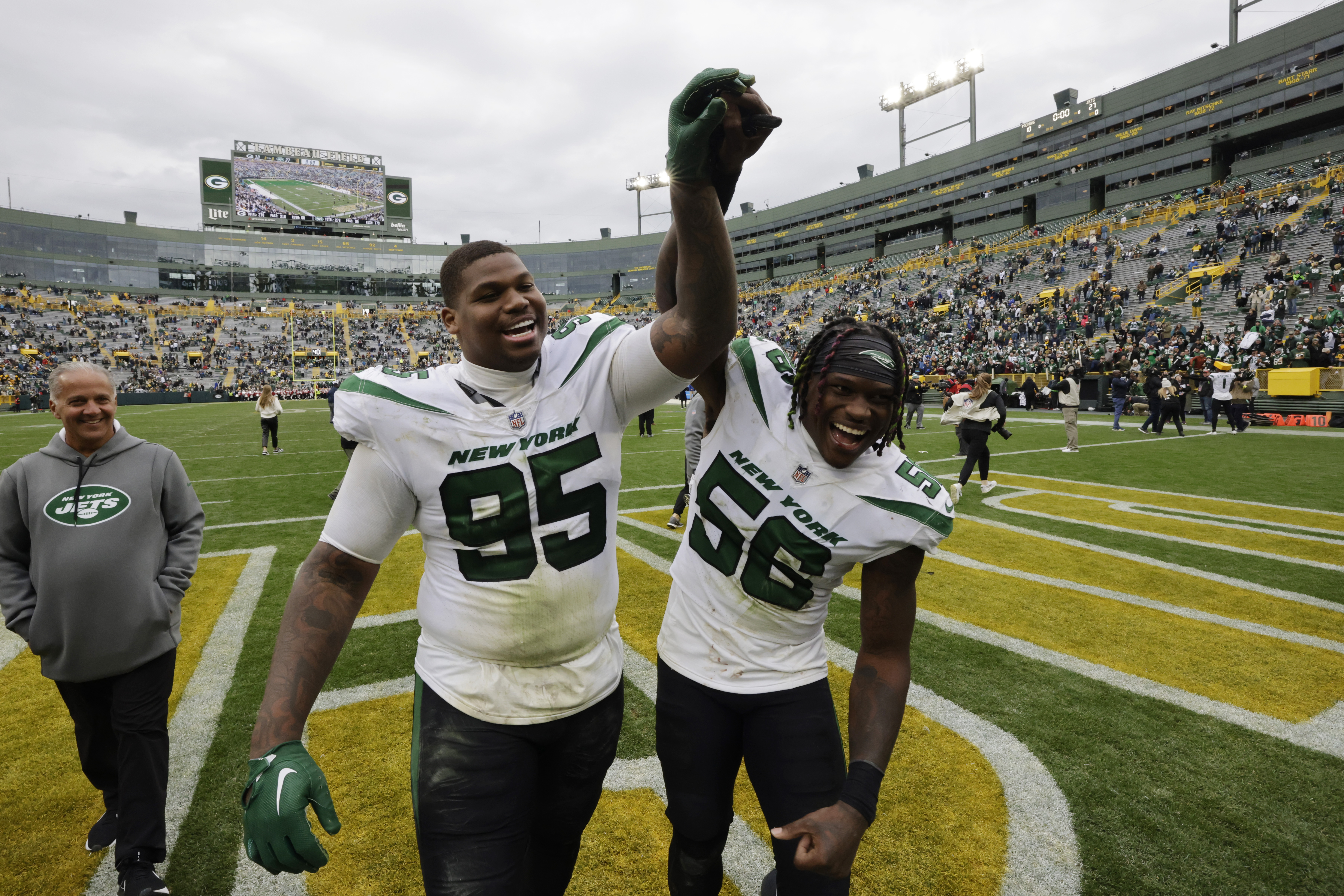 Jets' Micheal Clemons blocks punt, Will Parks takes it to the end zone  (Video)