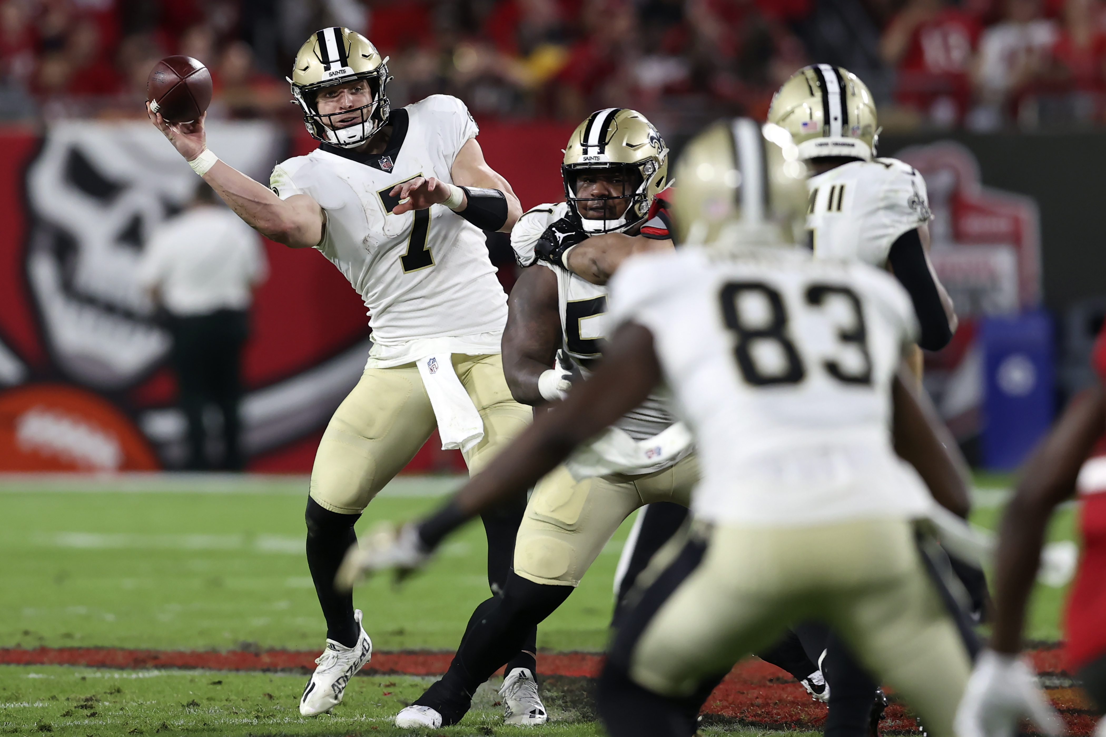 Browns' C Tretter, Saints QBs test positive for COVID-19