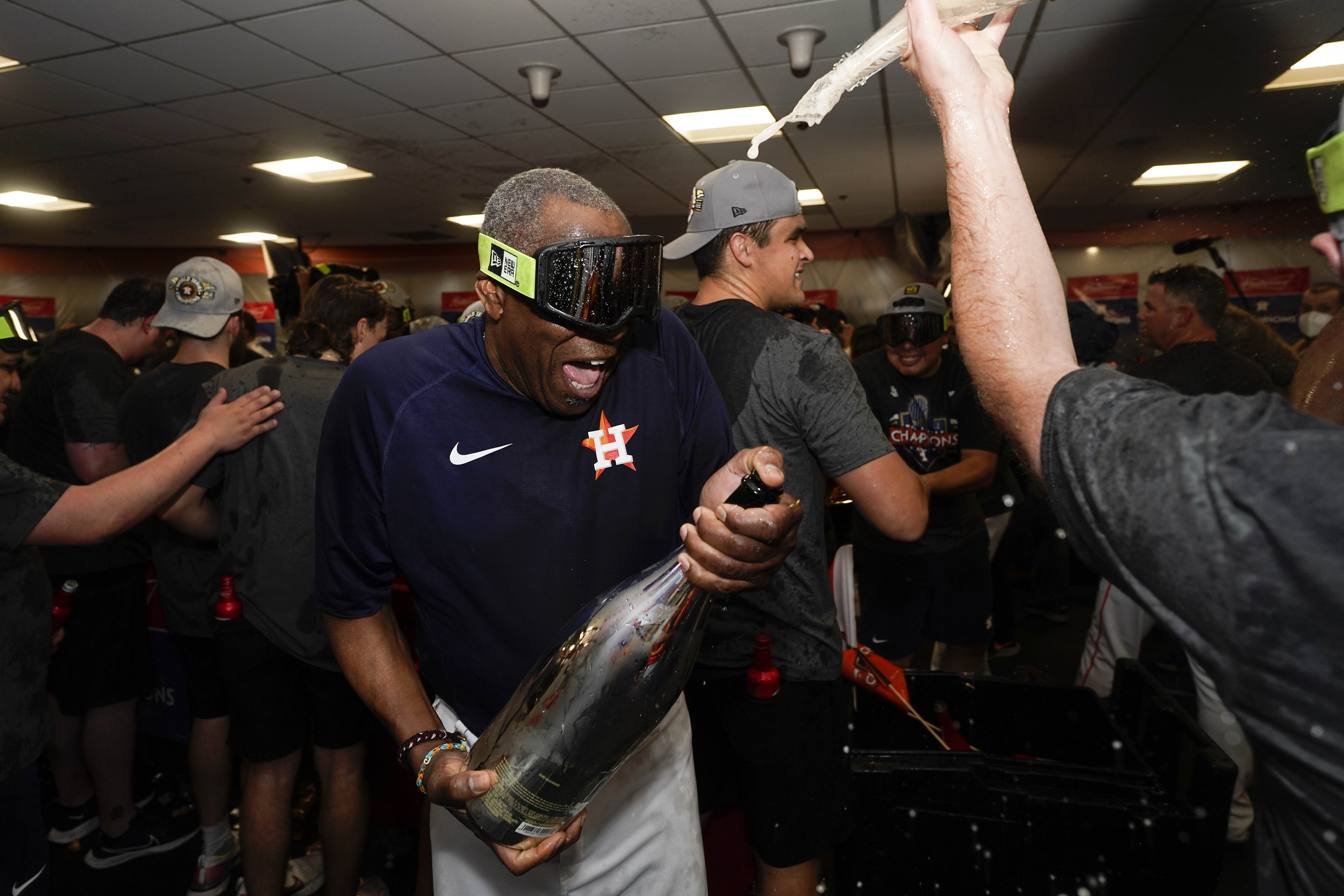 Dusty Baker drinks champagne from a shoe to celebrate Astros' win