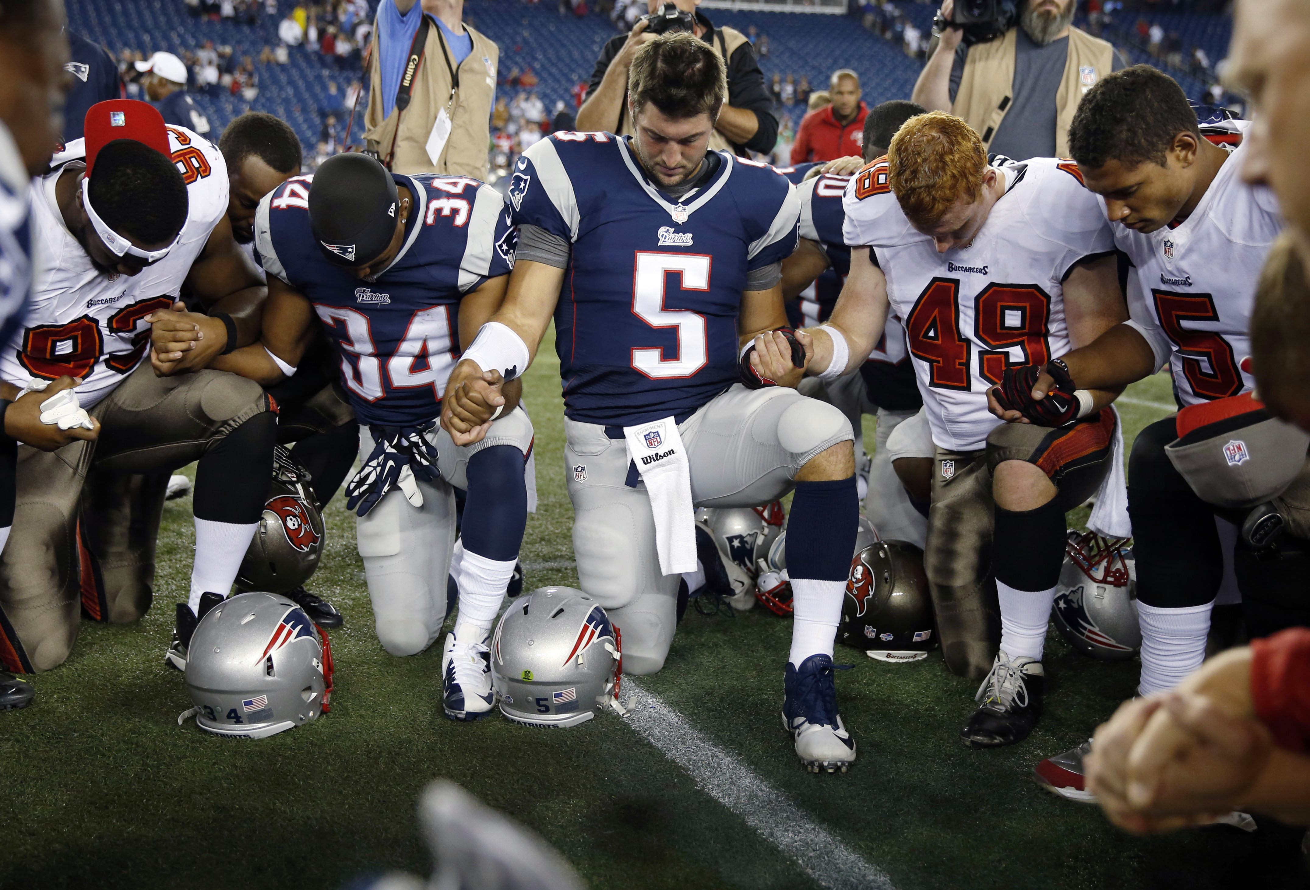 Prayers for Damar Hamlin Show Bond Between Football and Faith - The New  York Times