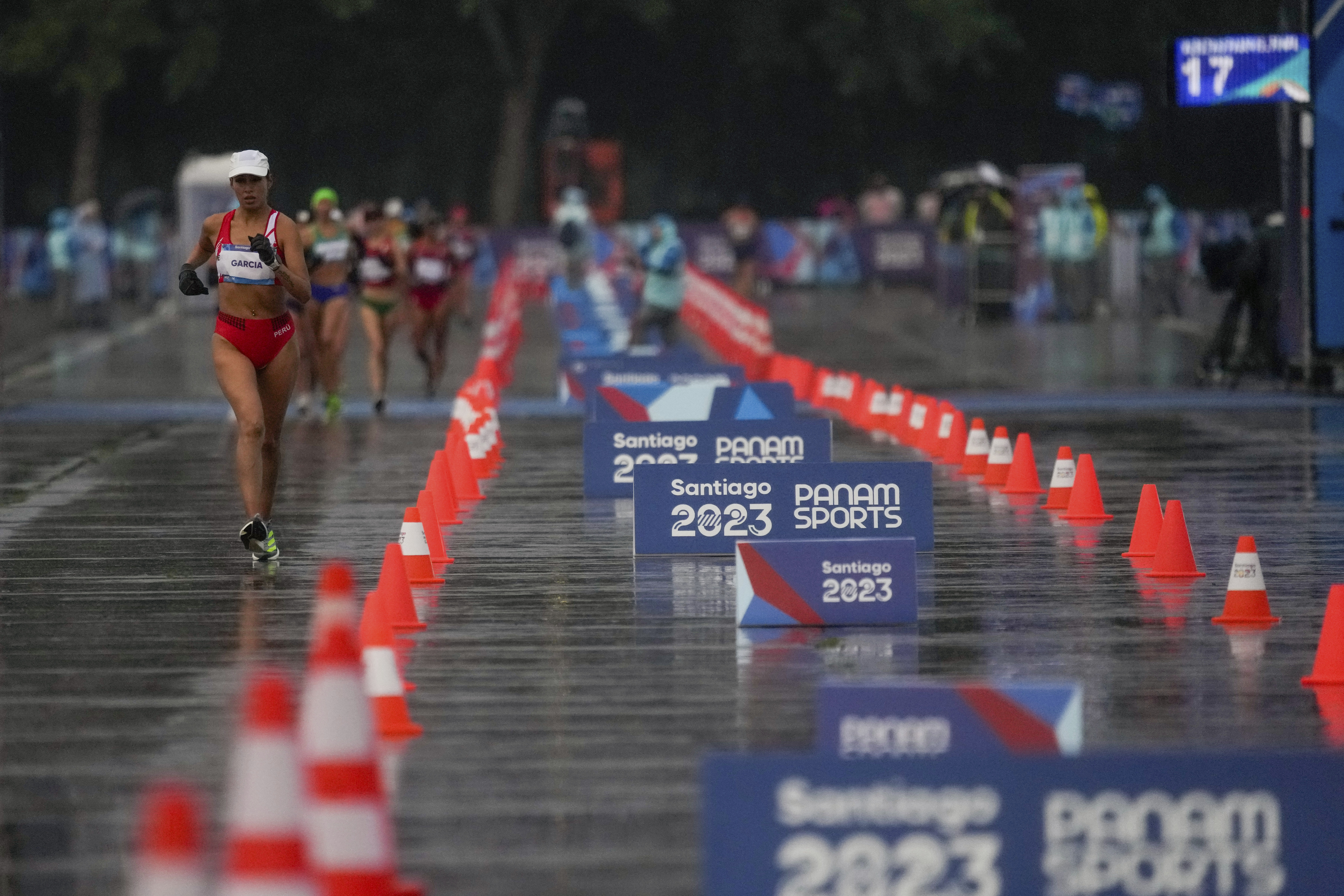 MANY lead changes and a Pan Am Record in women's 3000m