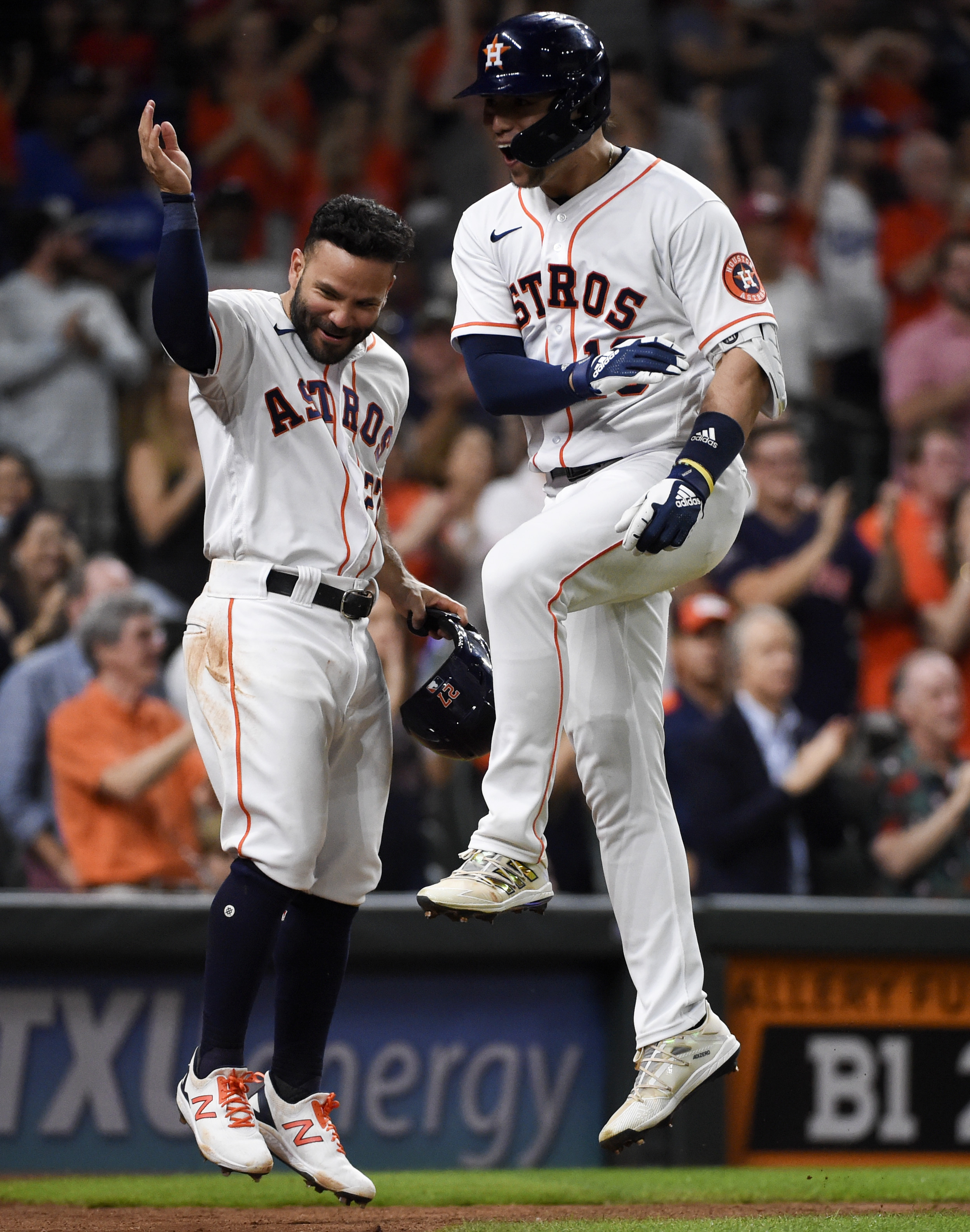 Astros' Carlos Correa fires back at Cody Bellinger, reveals new