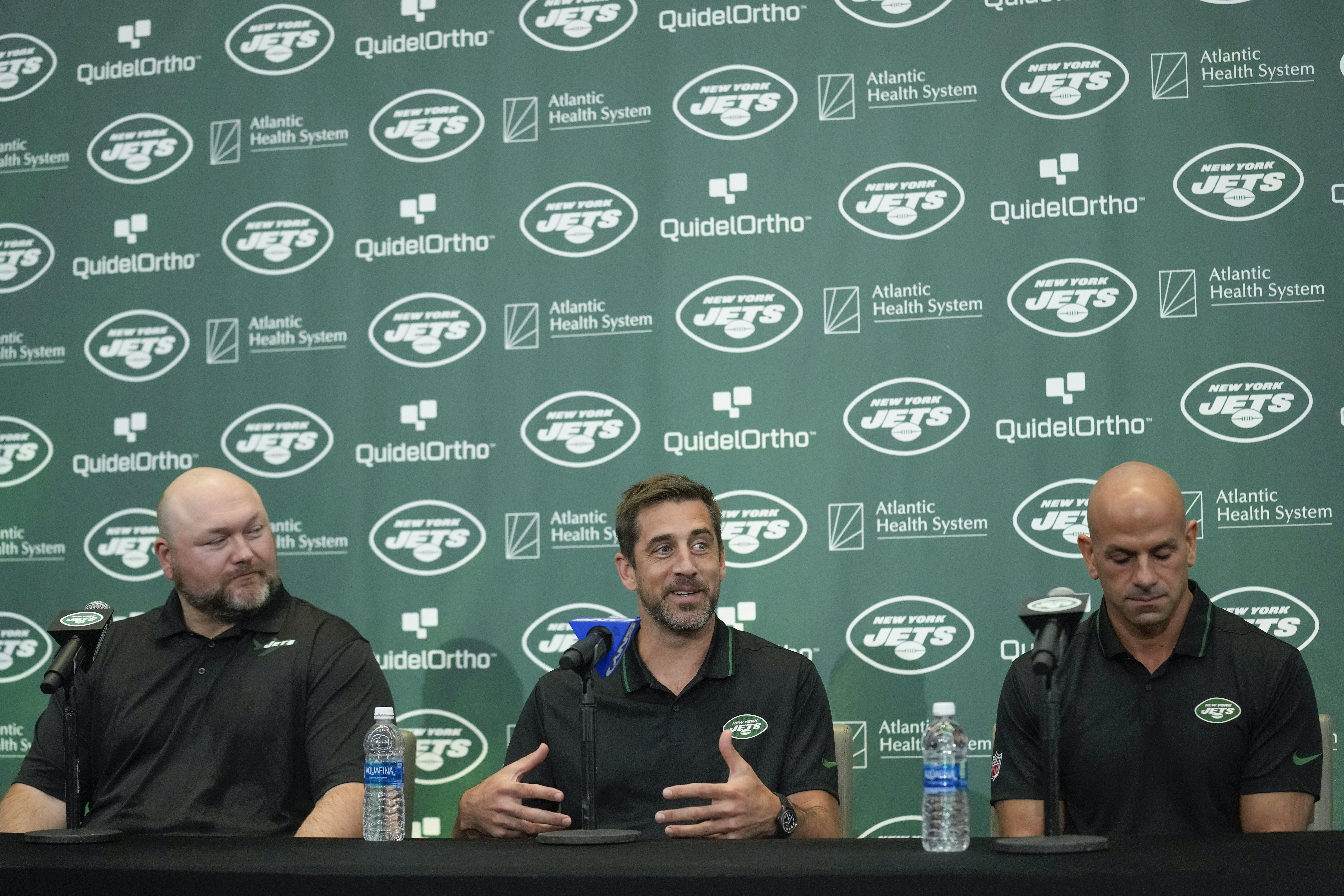 Rodgers hopes to help Jets add to 'lonely' Super Bowl trophy