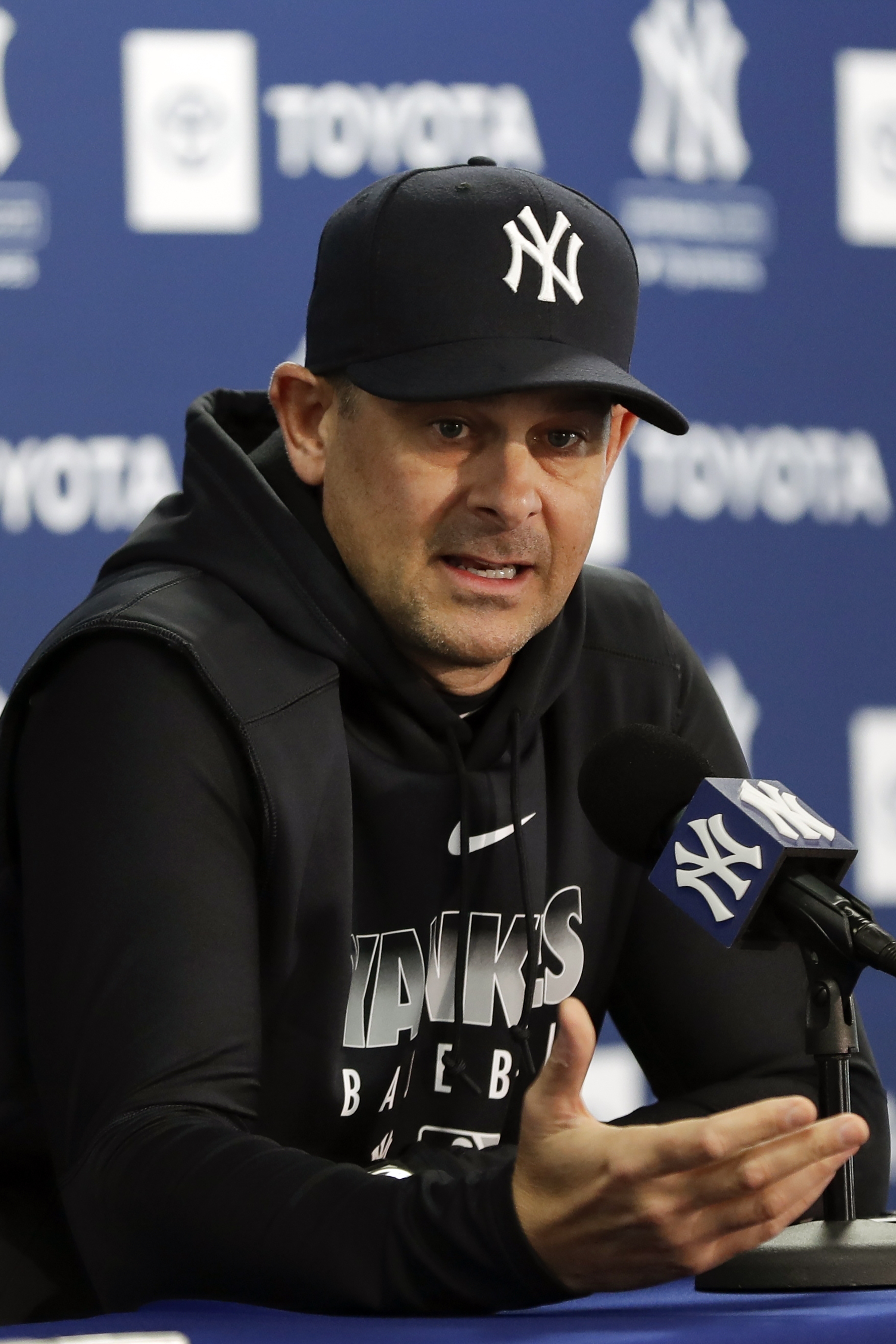 Yankees manager Aaron Boone reacts to death of Tim Wakefield