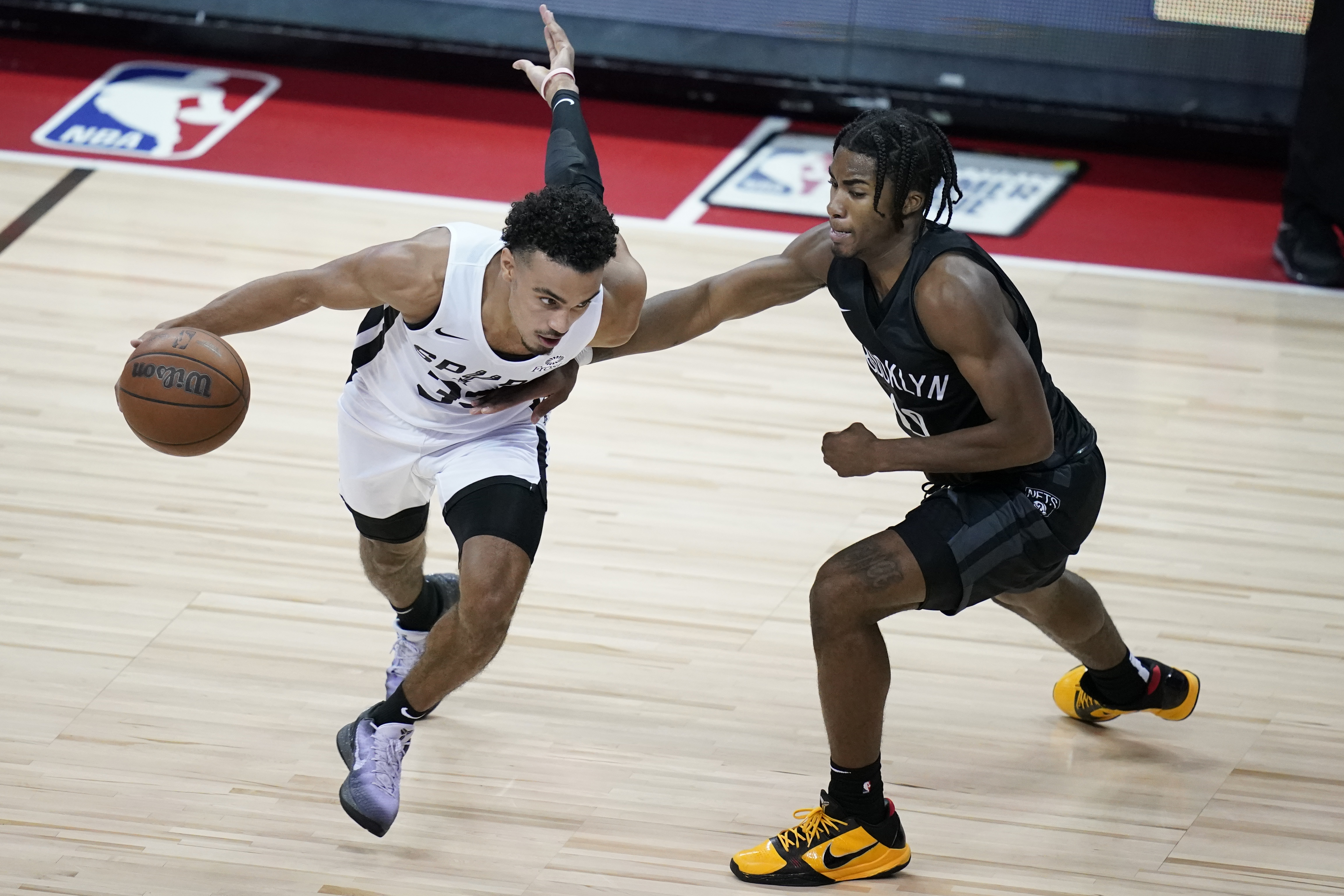 Spurs Go Full-Court Without Dribbling