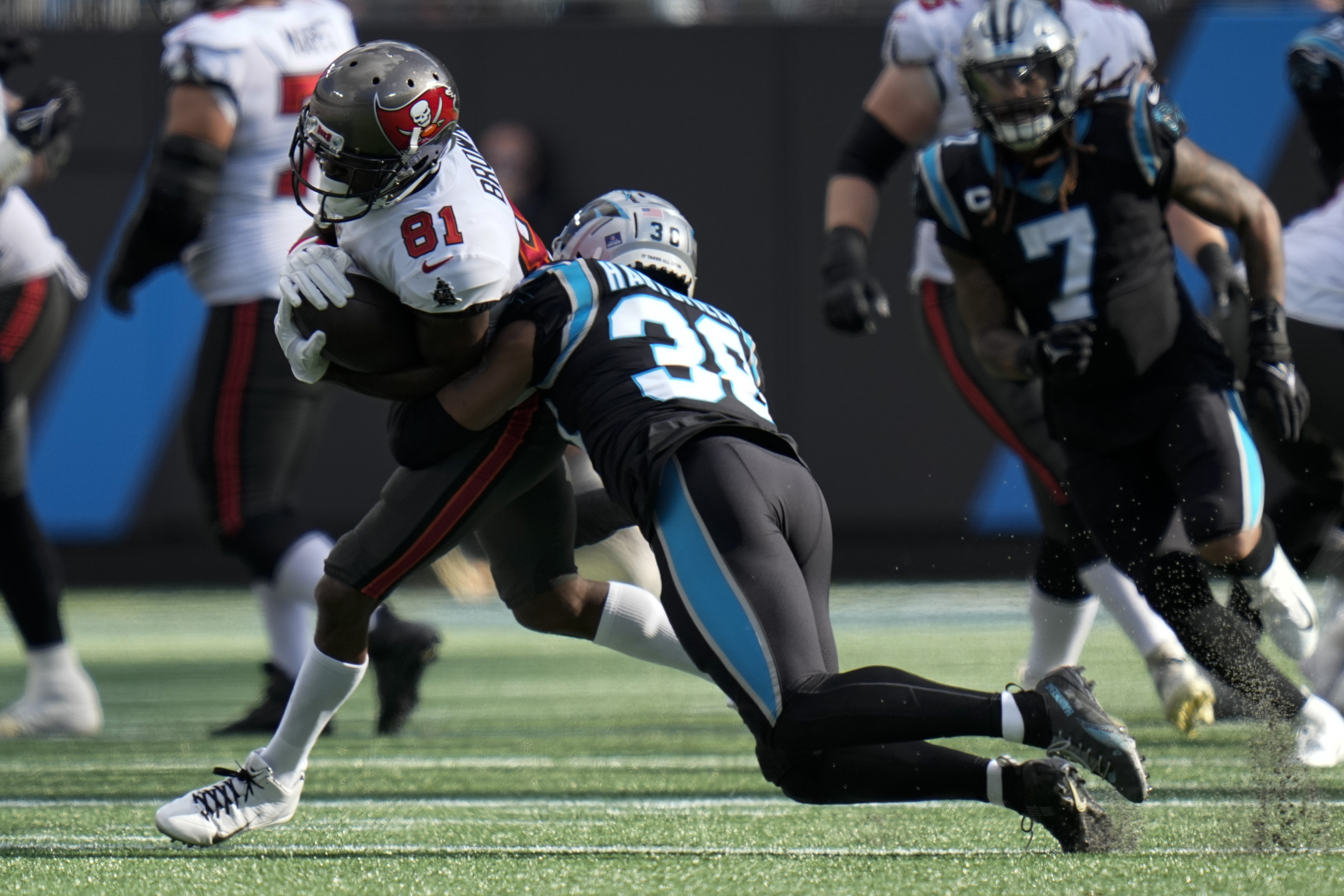 Tom Brady, Bucs rout Panthers 32-6 to clinch NFC South title