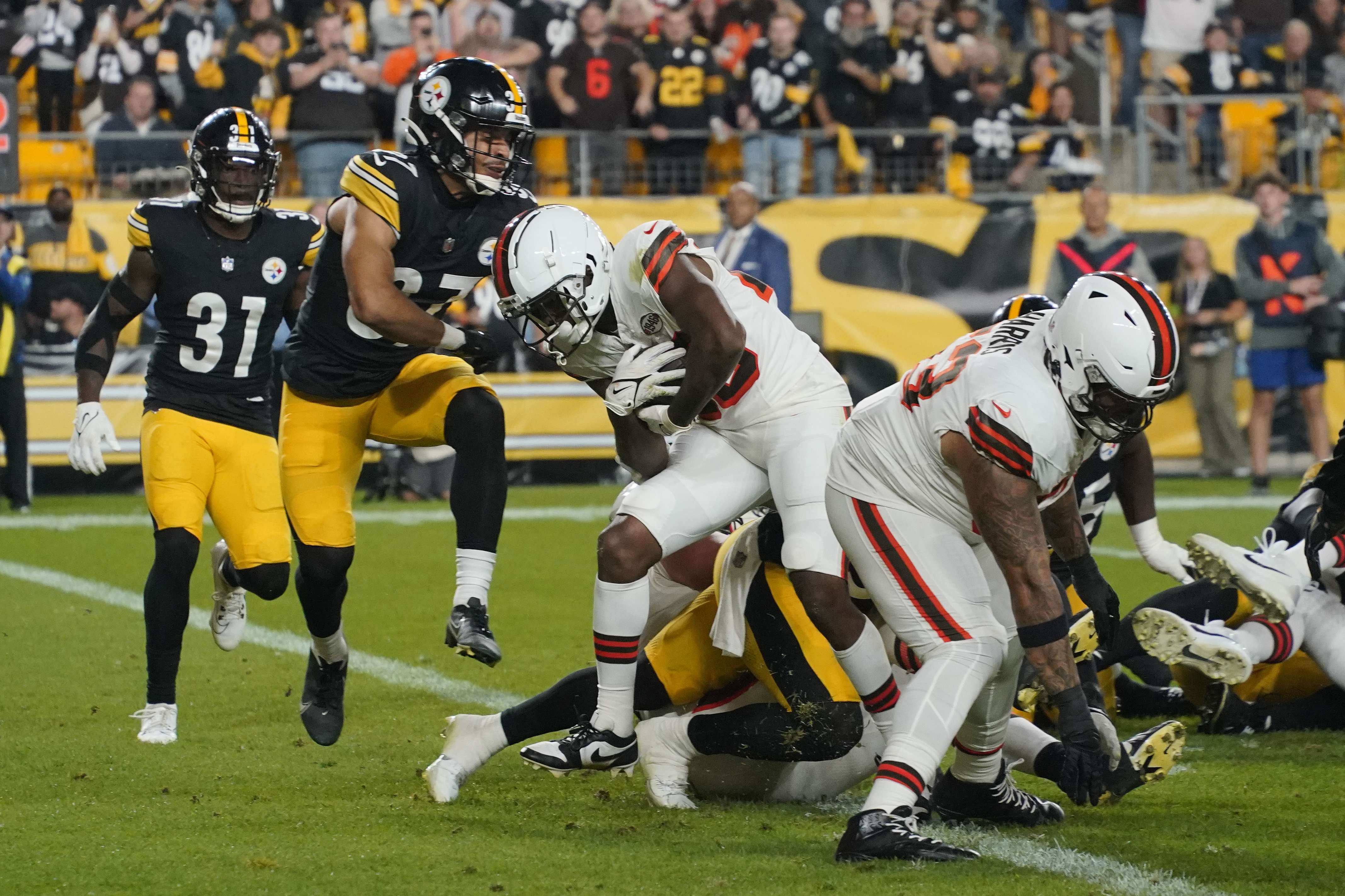 T.J. Watt's scoop-and-score lifts Steelers past Browns 26-22 as Cleveland  loses Nick Chubb to injury