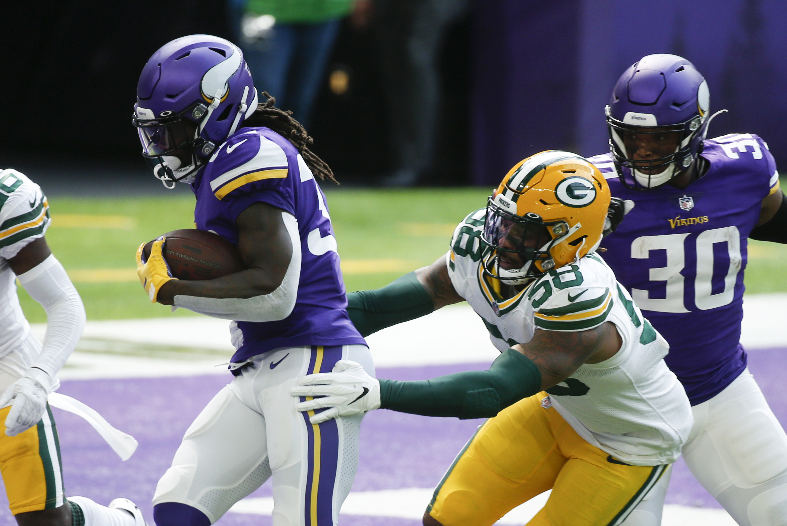 Rodgers at ease as Packers roll past Vikings 43-34