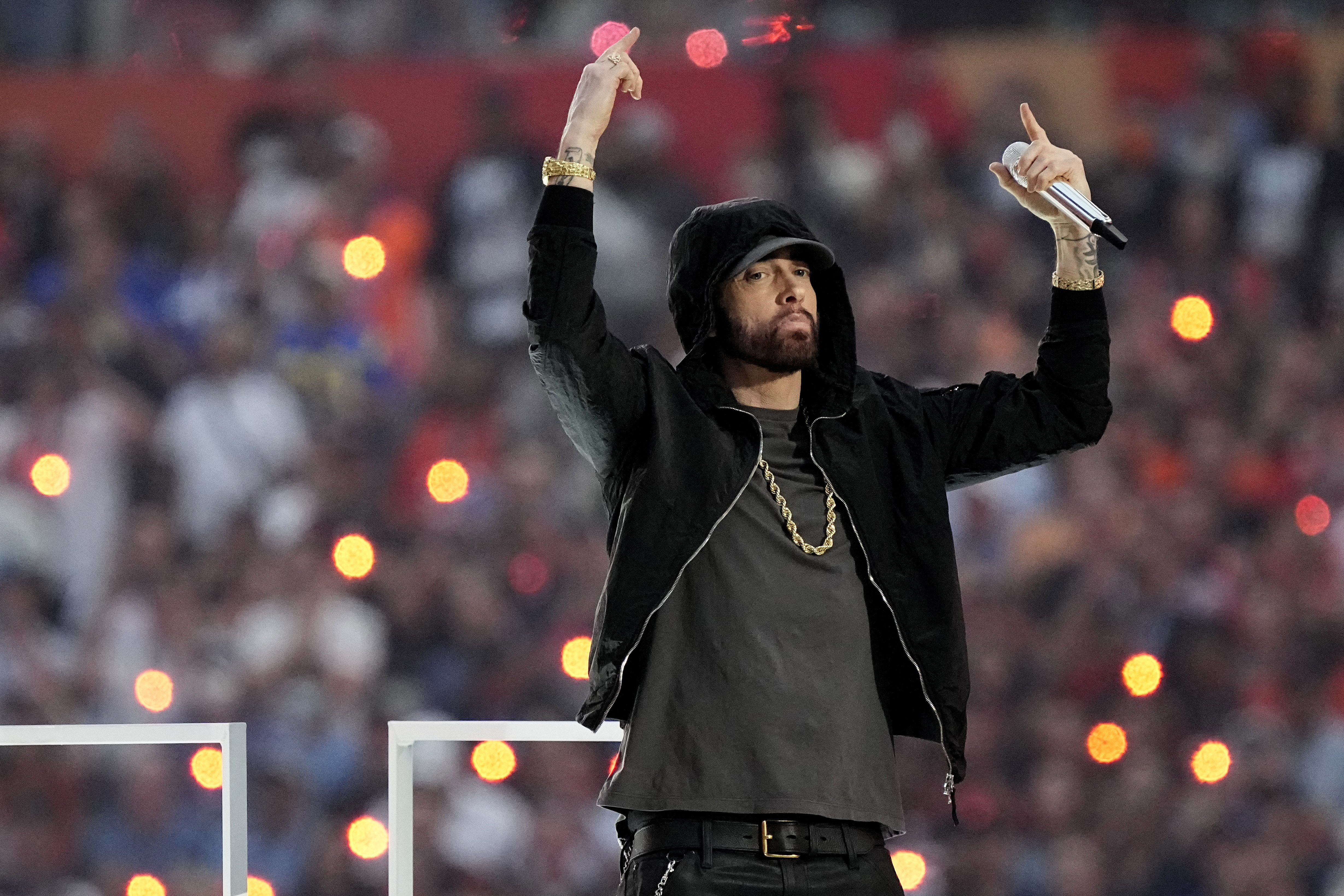 Super Bowl: Eminem takes a knee, 50 Cent hangs upside down - WTOP News