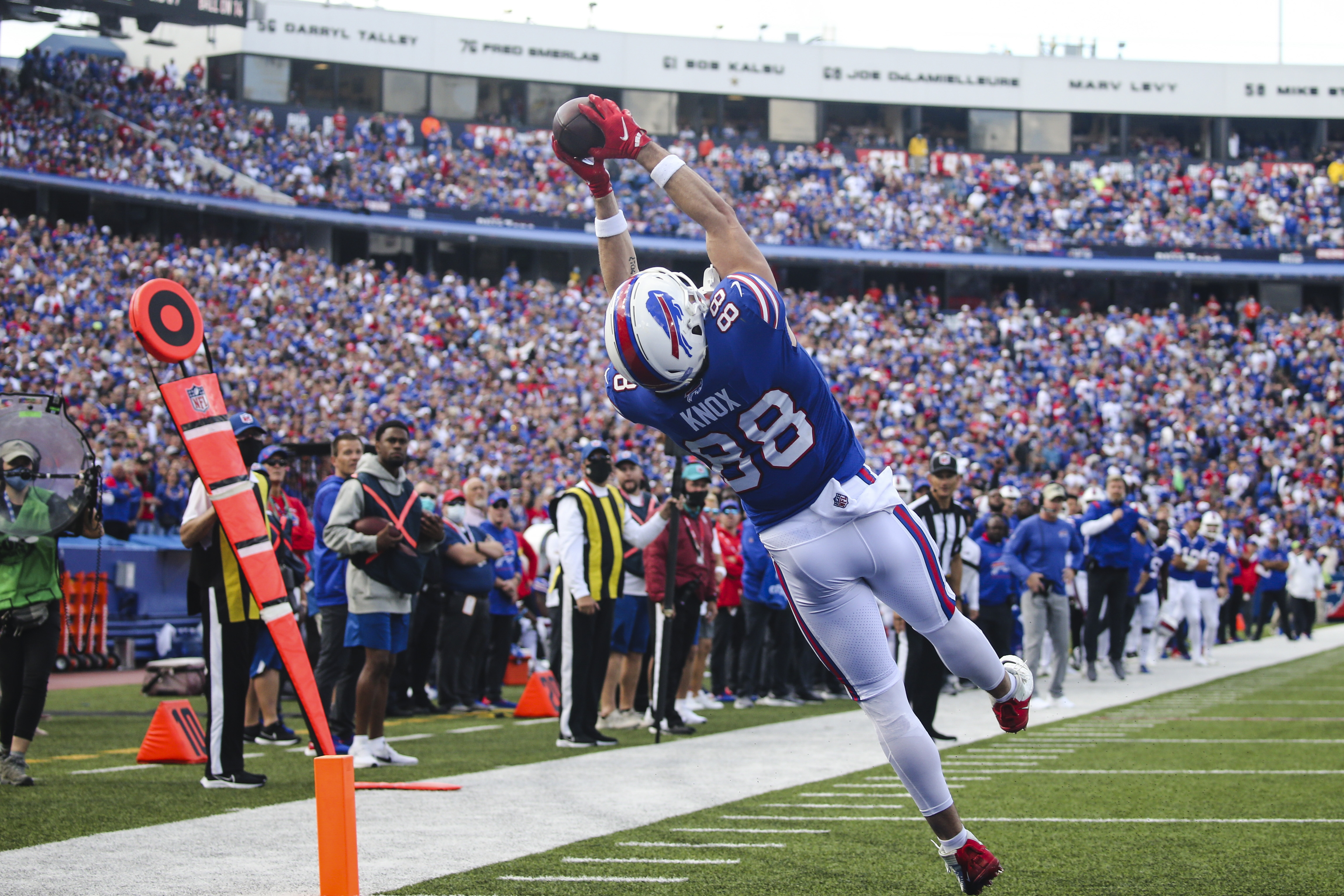 Quarterback Derek Carr's TD pass to Buffalo Bills tight end Dawson Knox  brings AFC within two points with under three minutes left in regulation