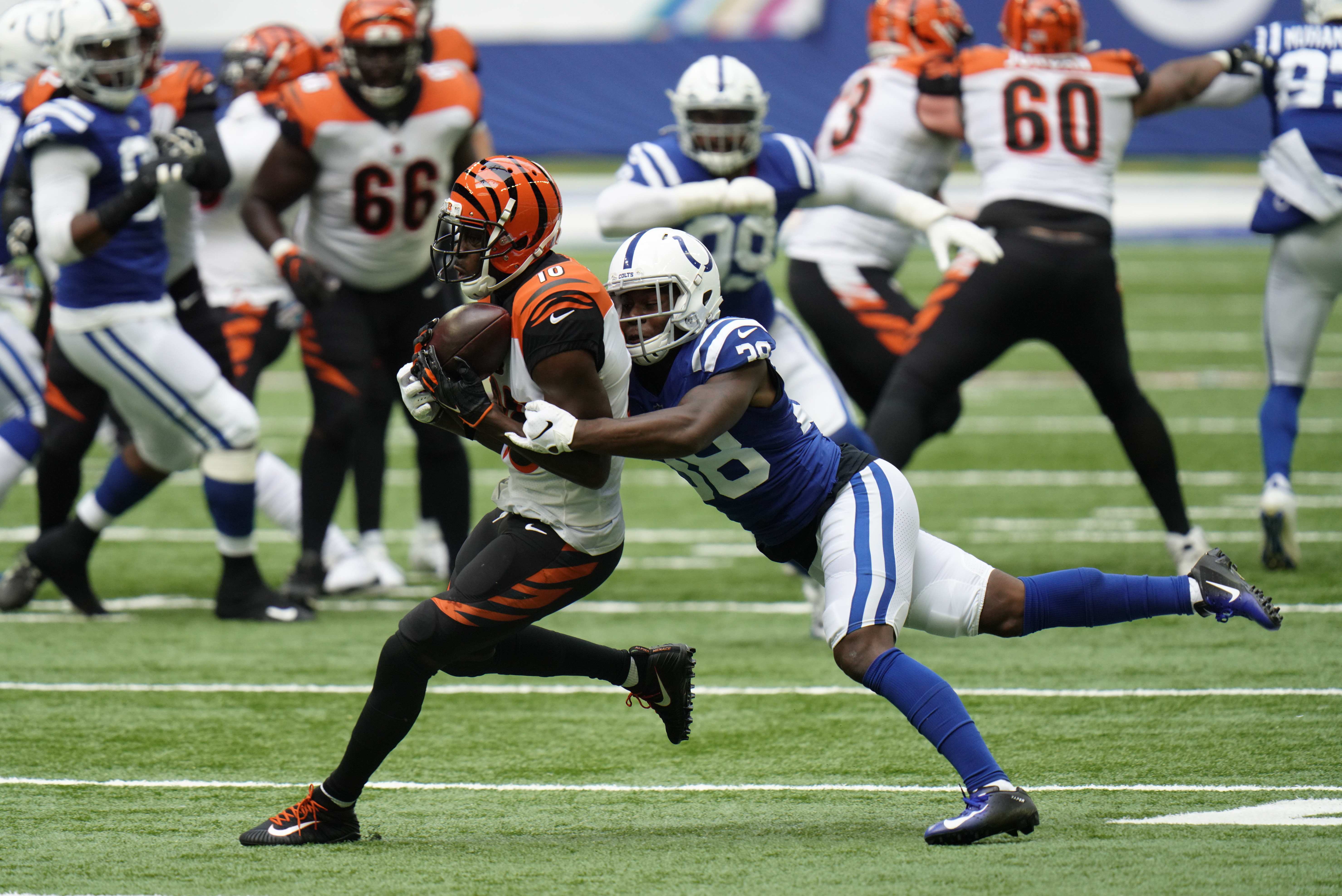 Indianapolis Colts' Zach Pascal (14) makes a touchdown reception against  Cincinnati Bengals' LeShaun Sims (38) during