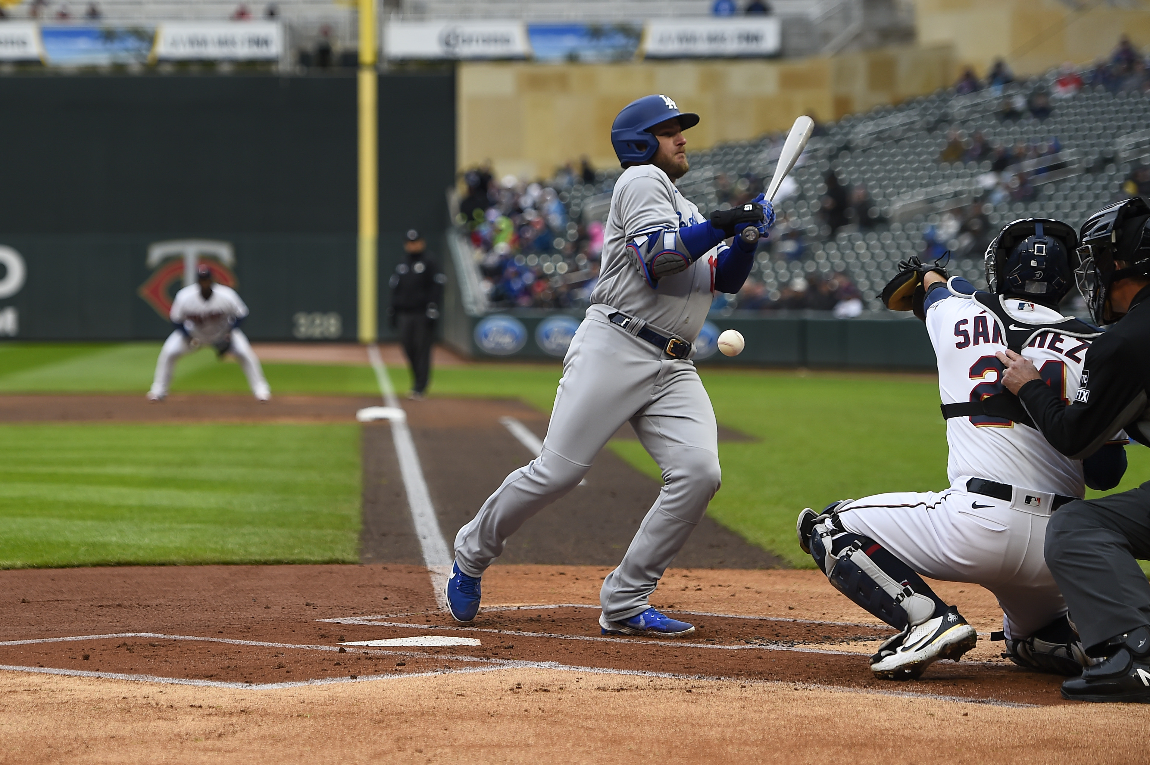 Kershaw perfect through 7 innings, Dodgers beat Twins 7-0