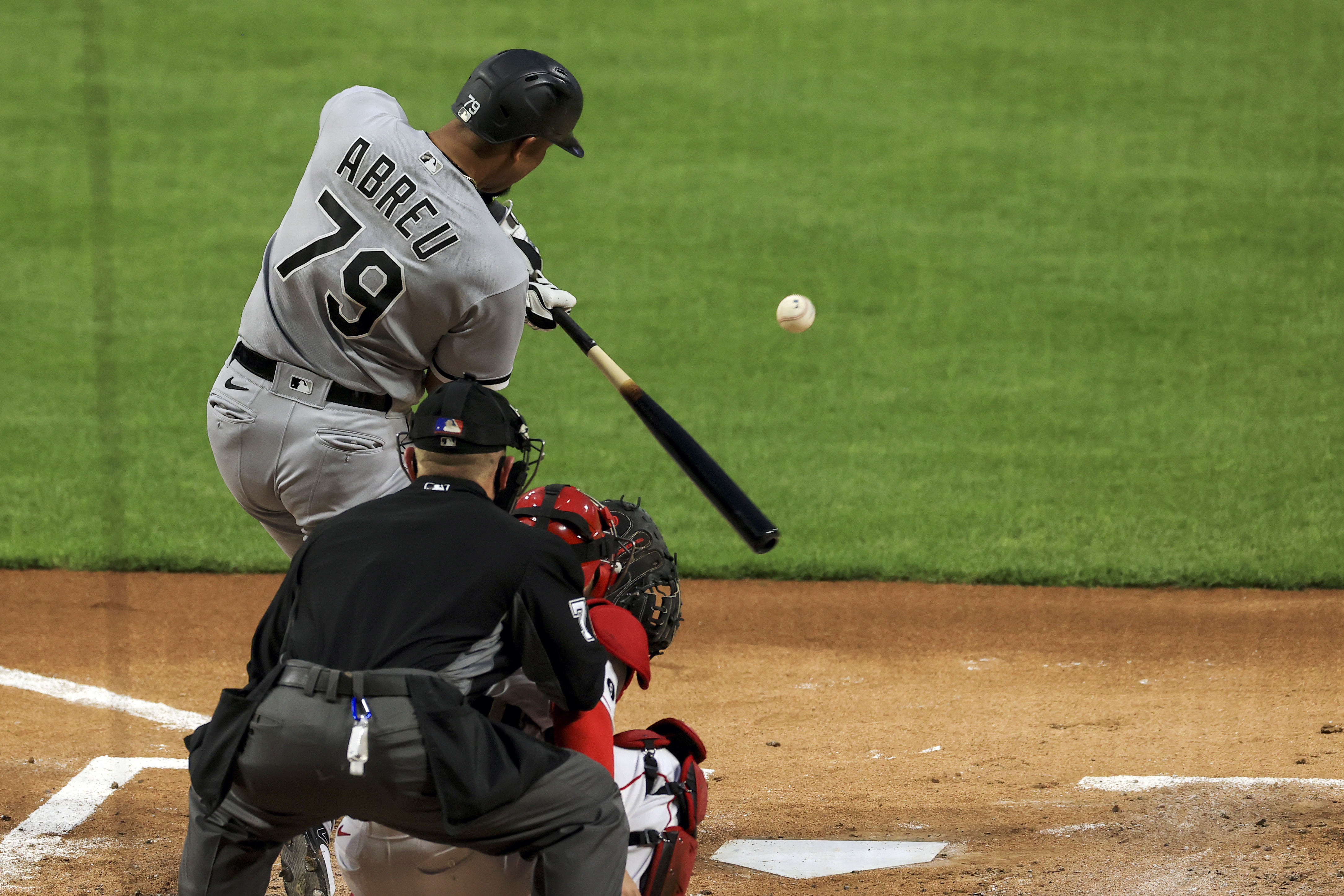 Chicago White Sox CF Luis Robert out 12-16 weeks with right hip