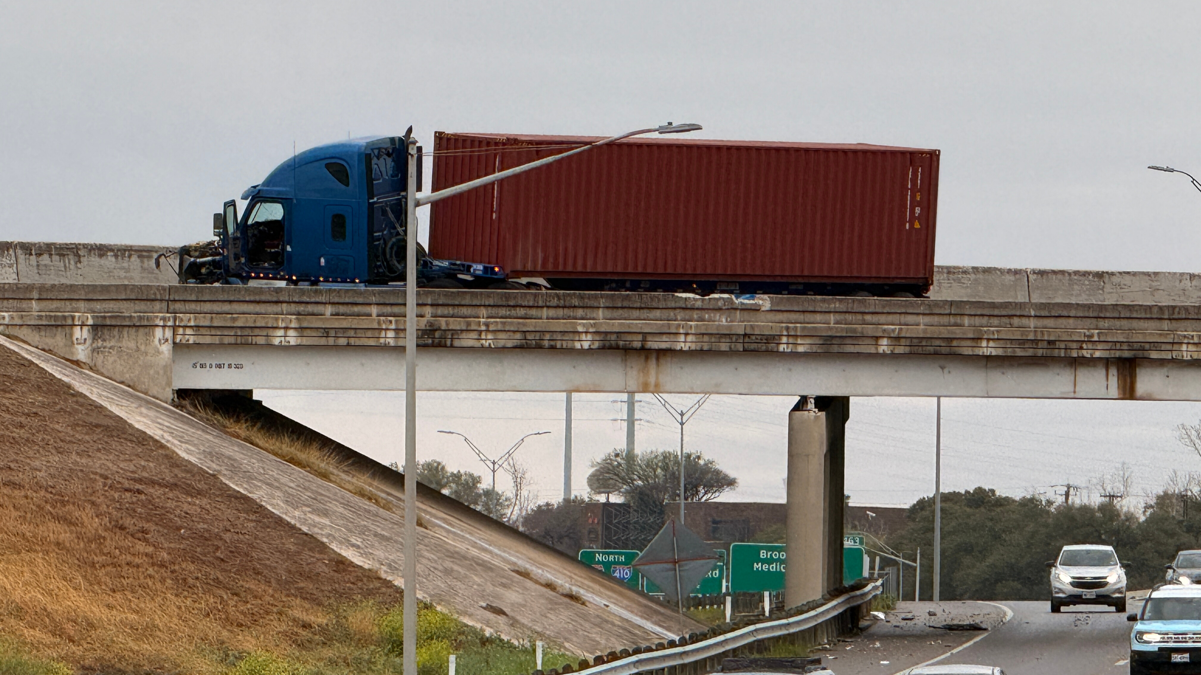 I-35 overpass on Northeast Side reopens after crash involving 18
