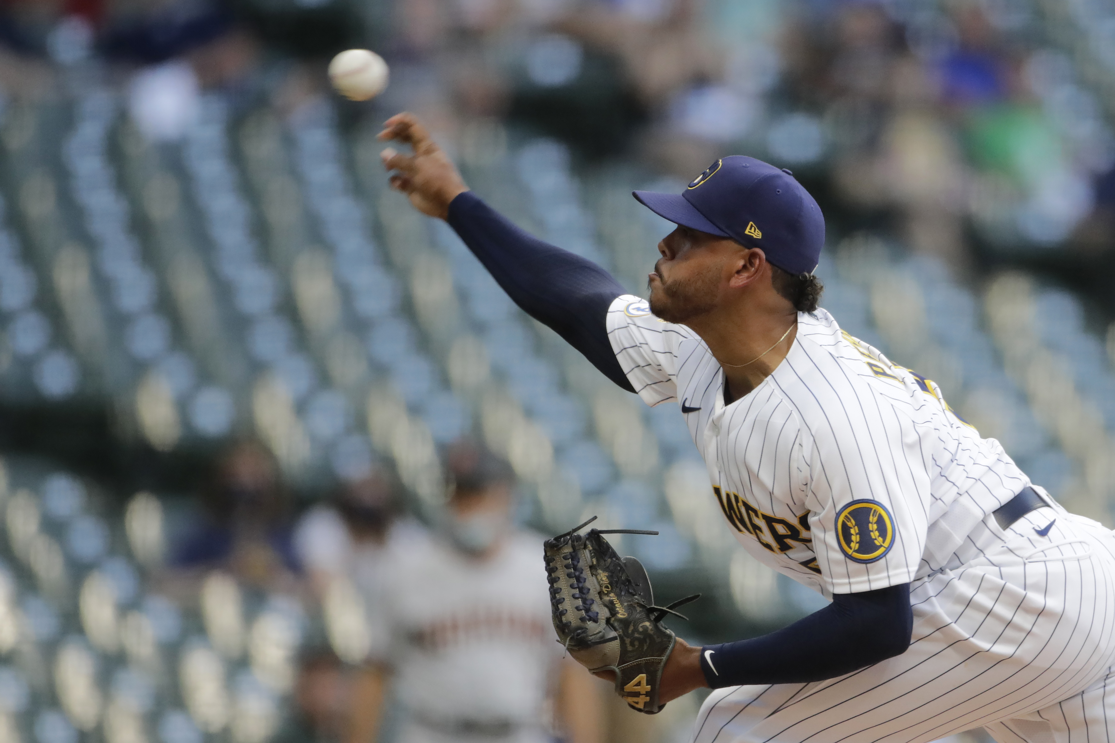Brewers' Freddy Peralta has no-hitter through 7 on birthday