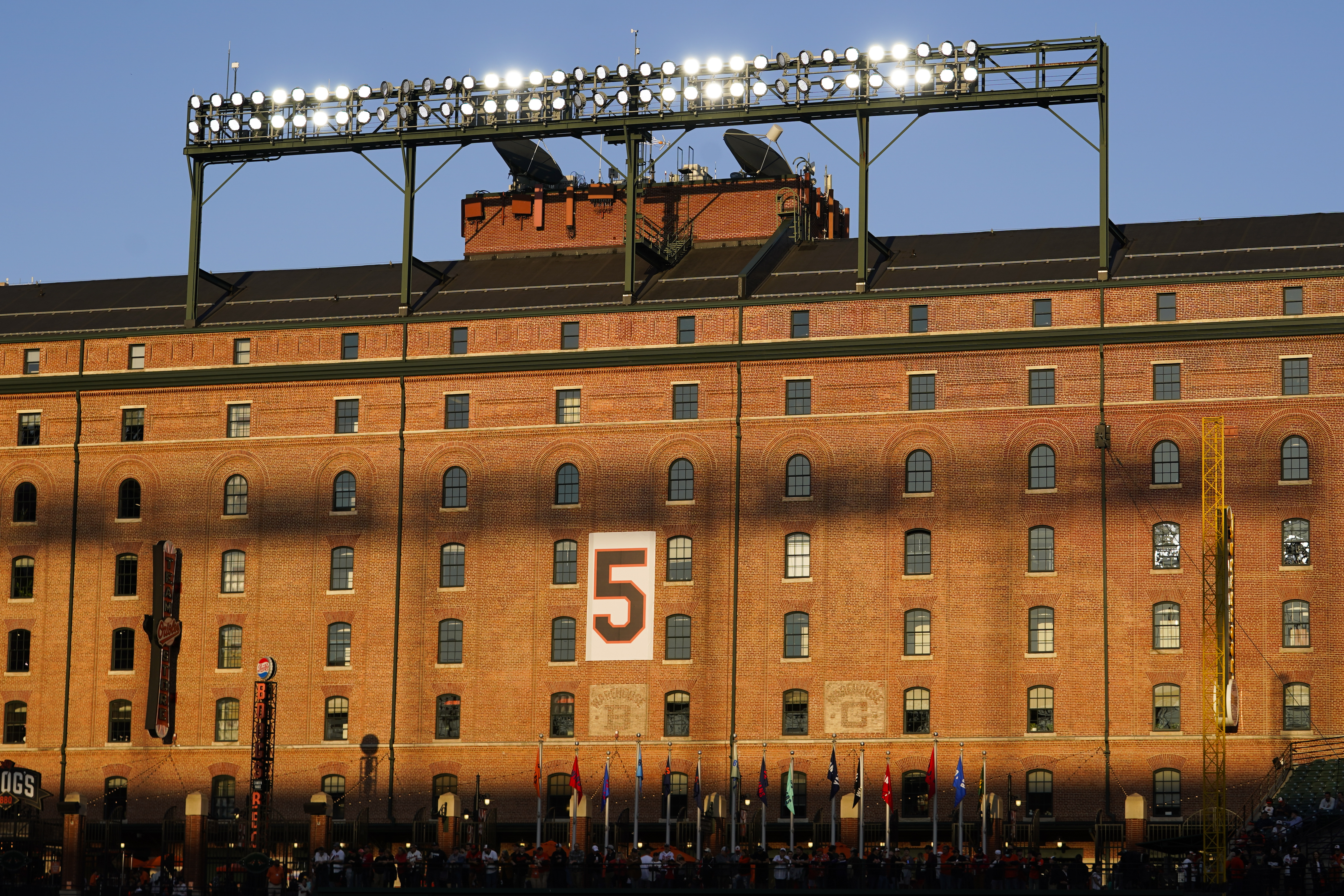 Changing Camden Yards' dimensions; Orioles' progress in signing