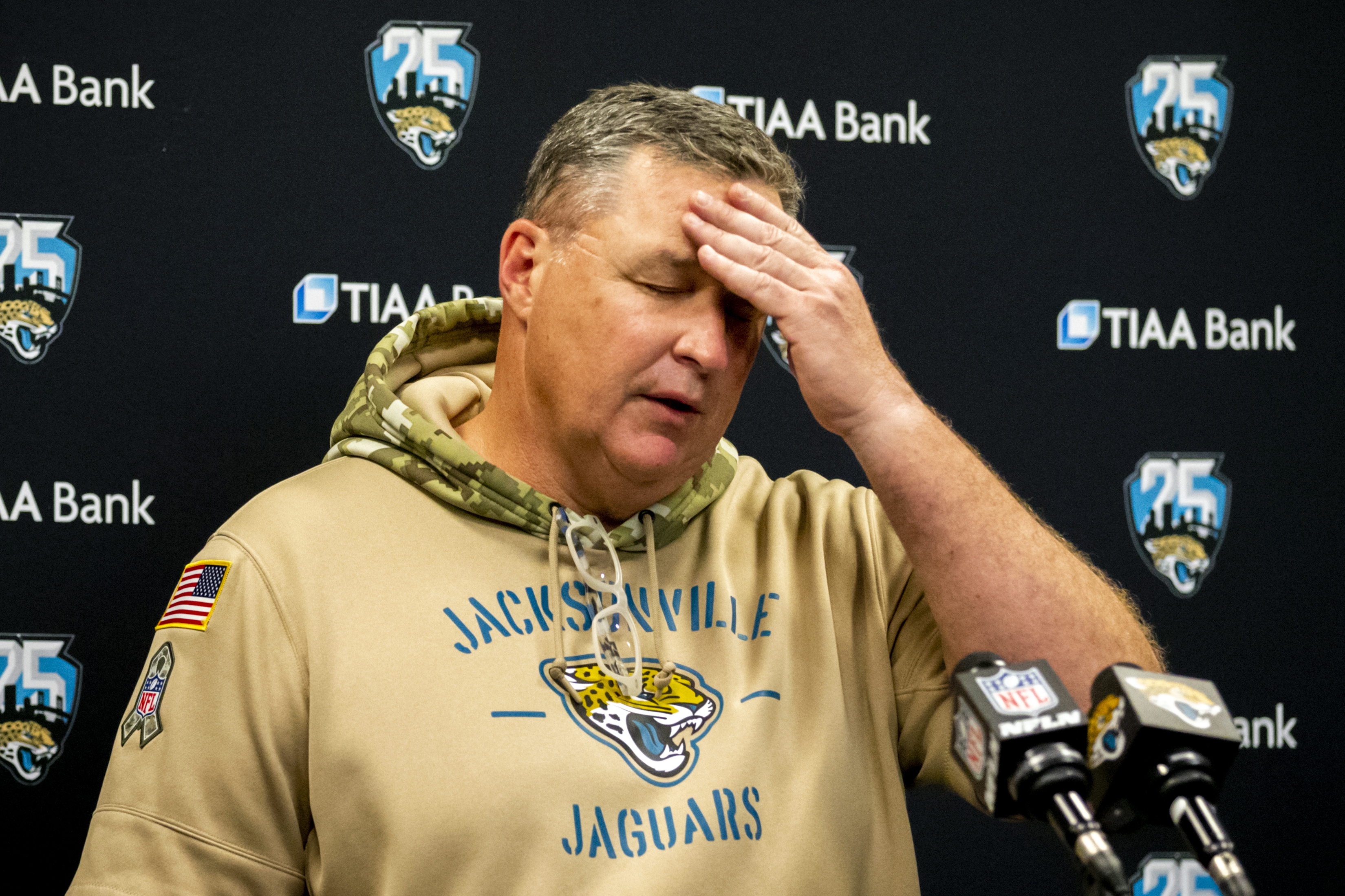 Wayne Weaver sells Jacksonville Jaguars to Shad Khan for $760 million