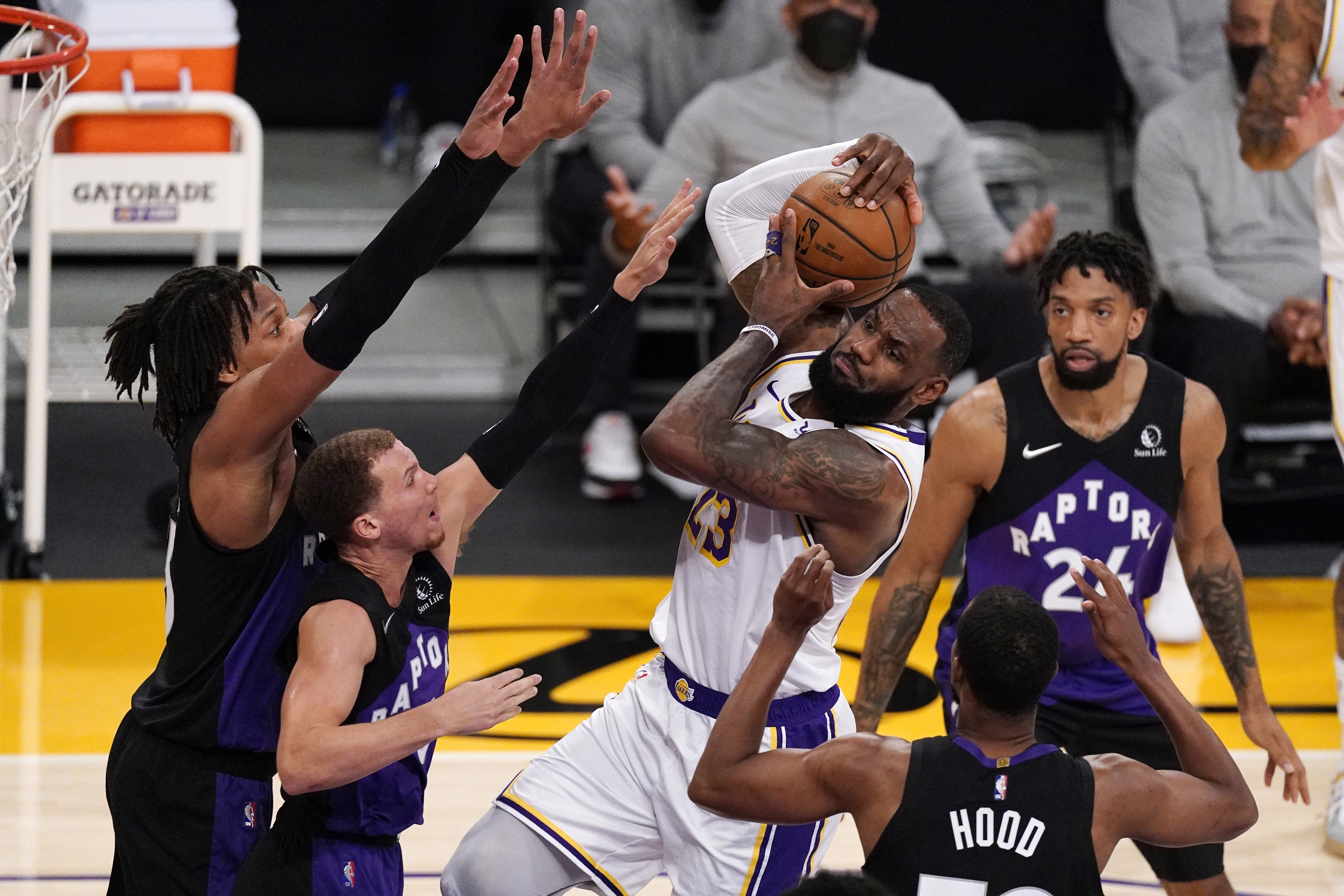 LeBron James, Kyle Kuzma Lead Lakers to Dominant Win over