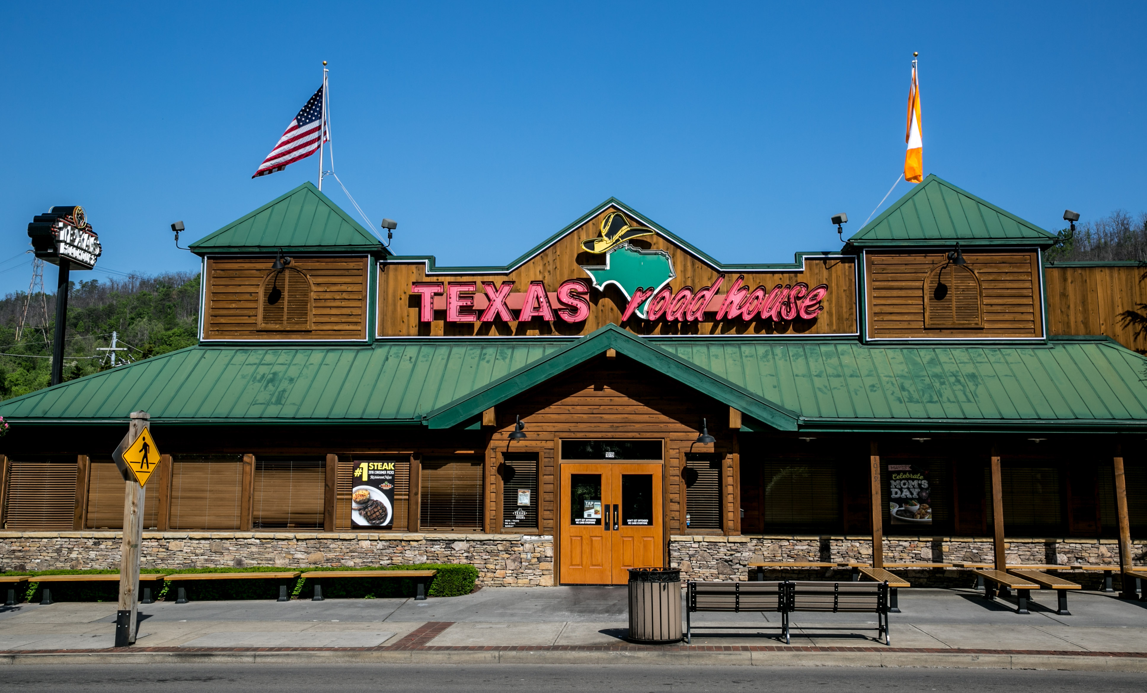 LongHorn Vs. Texas Roadhouse: I See Why the Younger Brand Is More Popular
