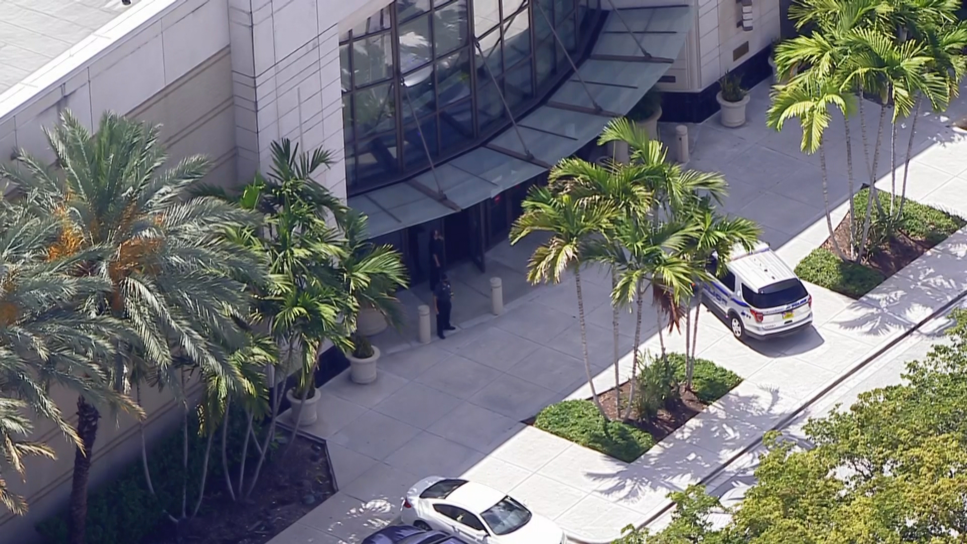 Police: 2 in custody, 2 hospitalized after shooting at Aventura Mall