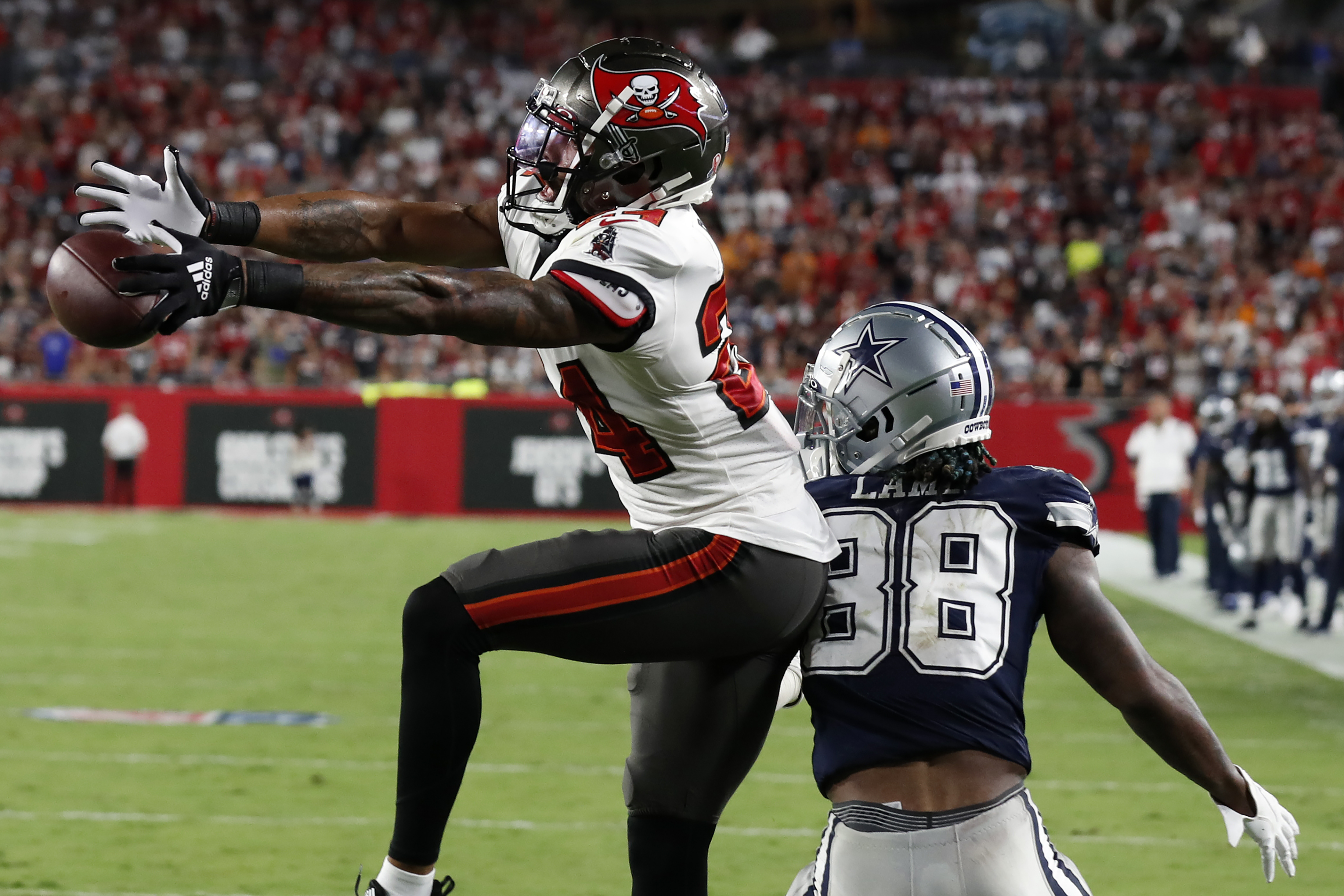 Brady throws for 379 yards, 4 TDs, Bucs beat Cowboys 31-29