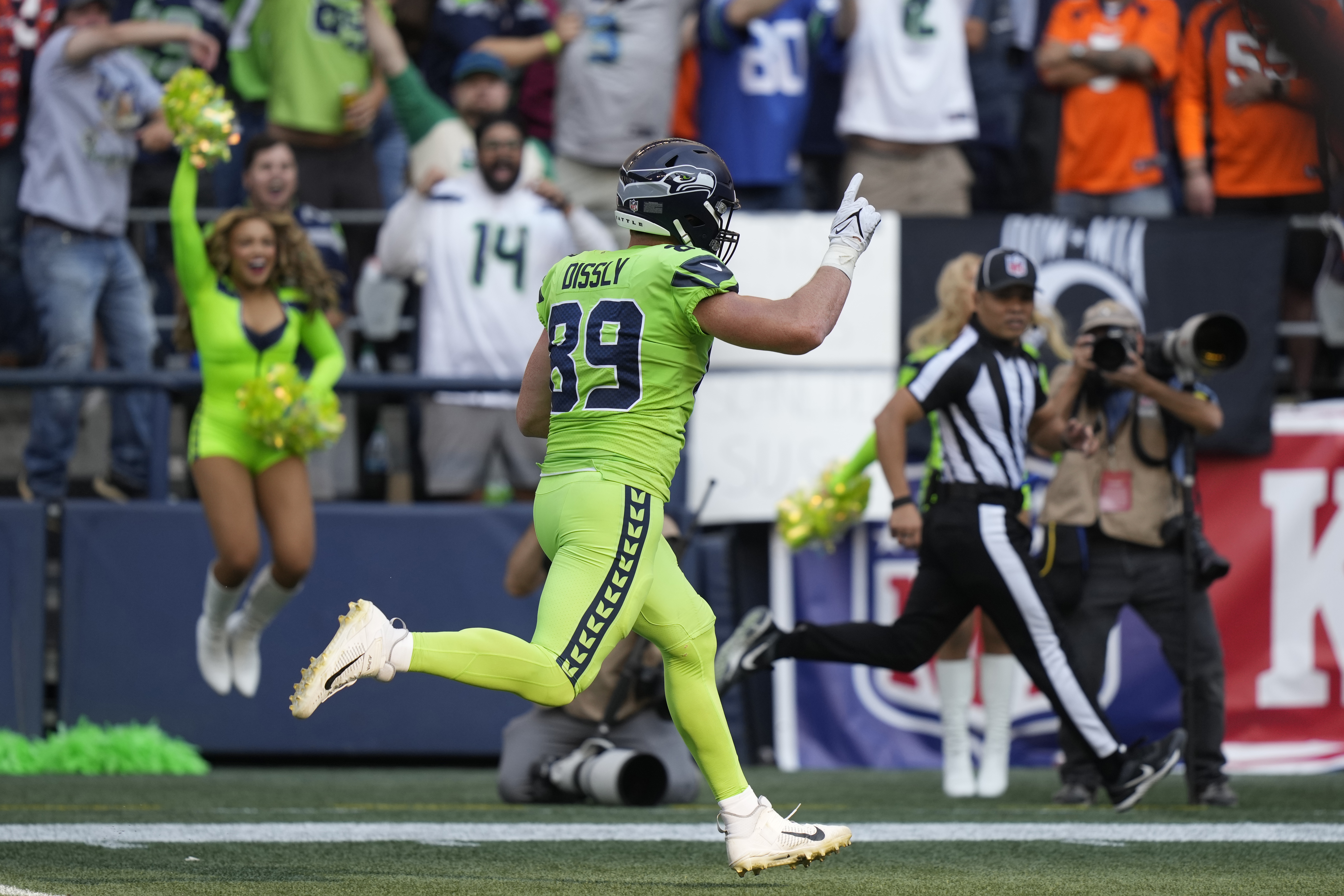 Russell Wilson's return to Seattle ends in 17-16 Seahawks win