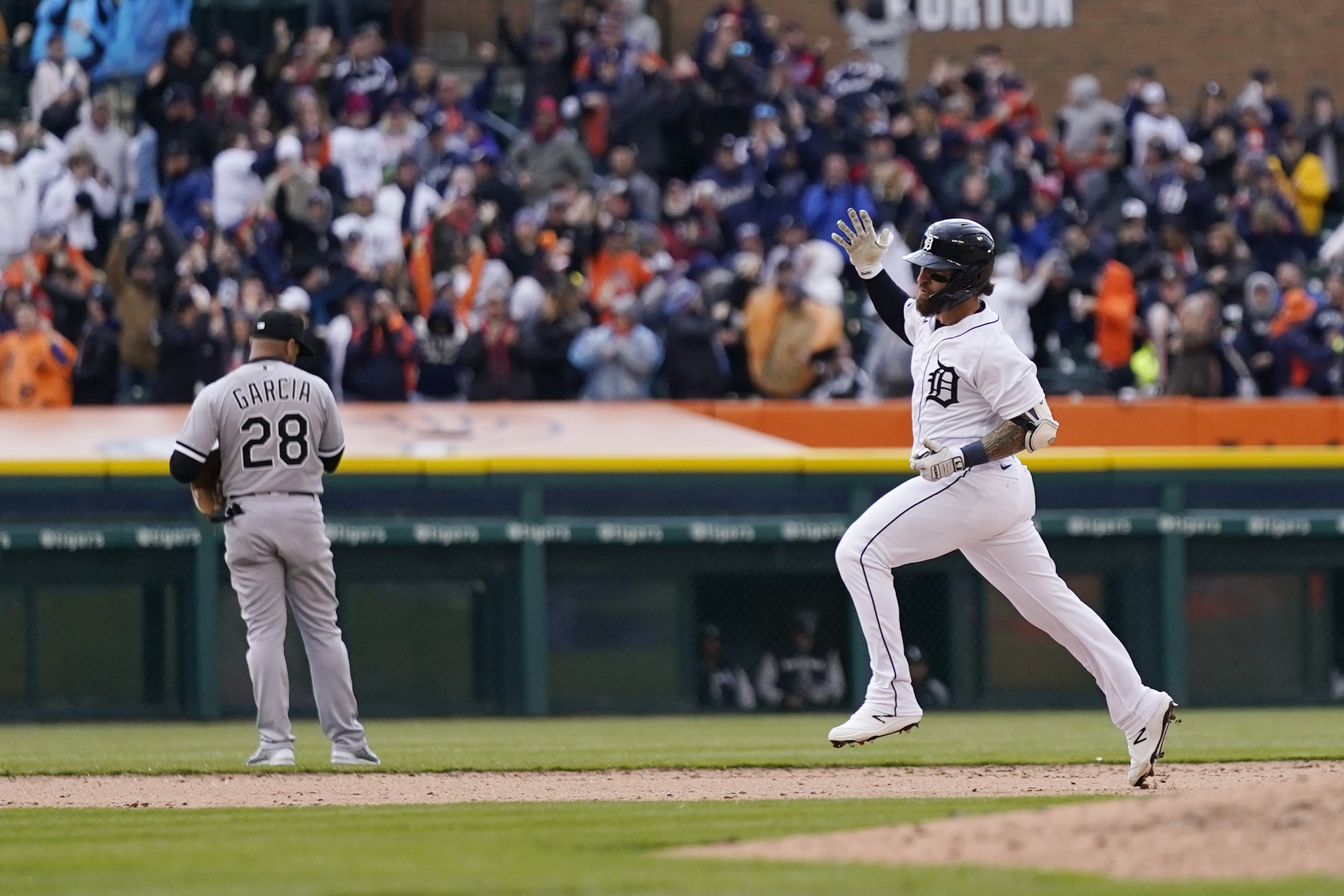 Báez Single, Game-Ending Review Lifts Tigers Over White Sox