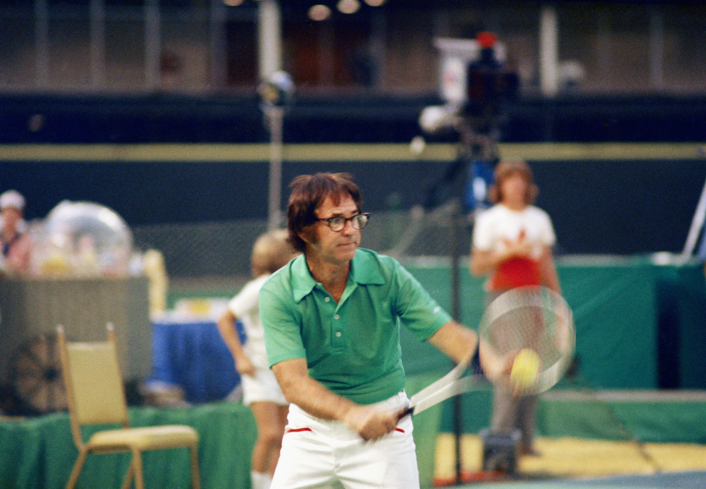 20 сентября 1973 билли джин кинг. Бобби Риггс Билли Кинг 1973 матч. Bobby Riggs. Билли Джин Кинг и Бобби Риггс. Бобби Риггс со сковородку.