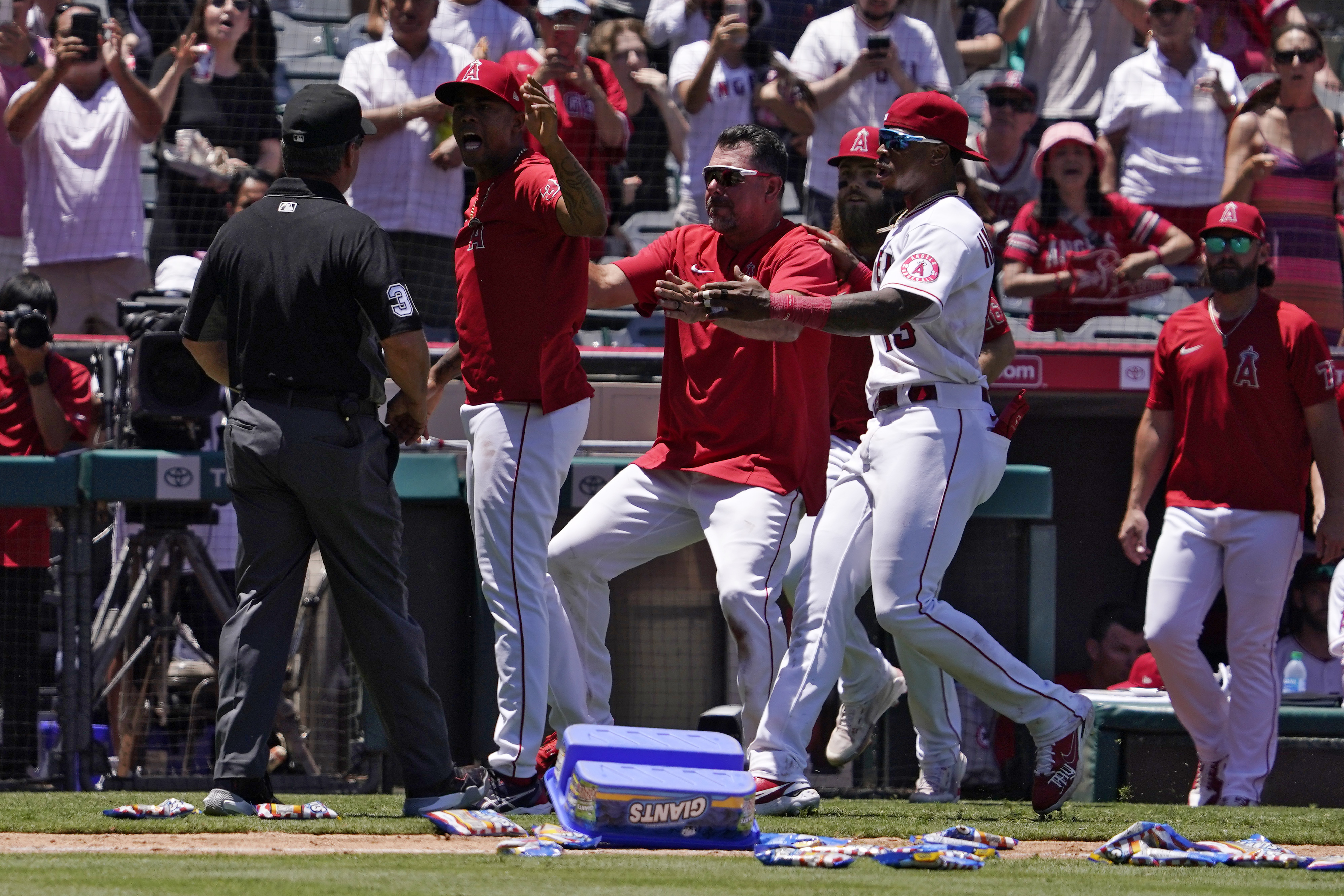 Melee mayhem: Big brawl, 8 ejected, Angels top Mariners 2-1