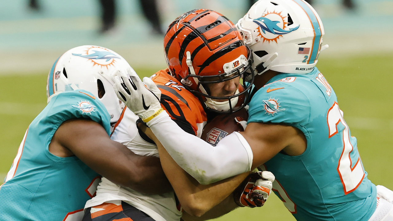 Miami Dolphins ejection: Xavien Howard, Bengals' Tyler Boyd fight