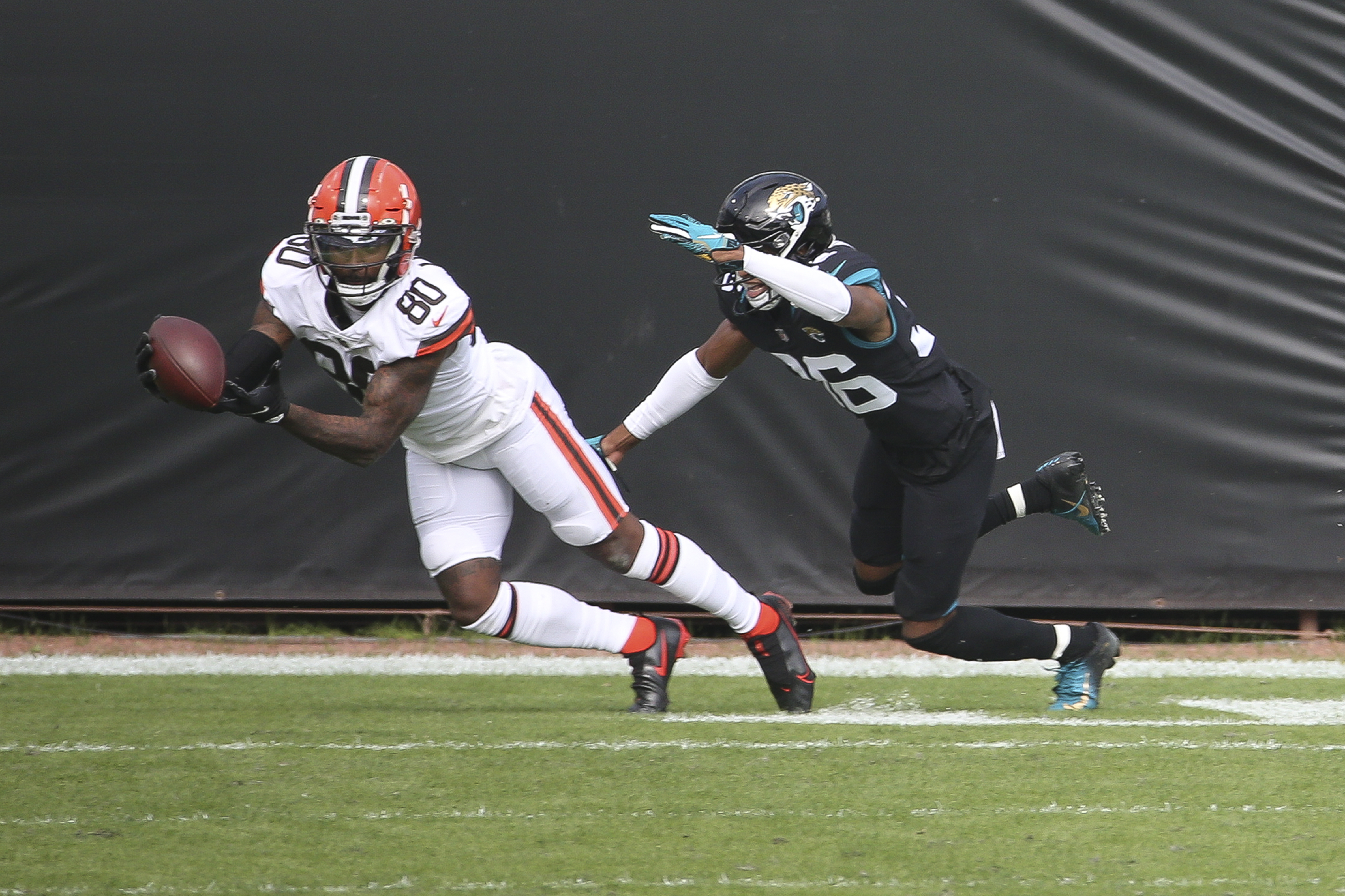 Baker Mayfield throws 2 TDs, Browns hang on for 27-25 win over Jaguars