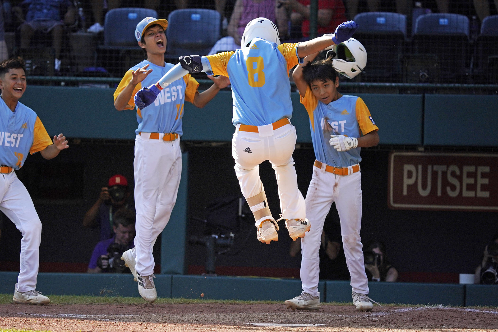 Hawaii smashes five home runs to blank Tennessee and reach U.S.