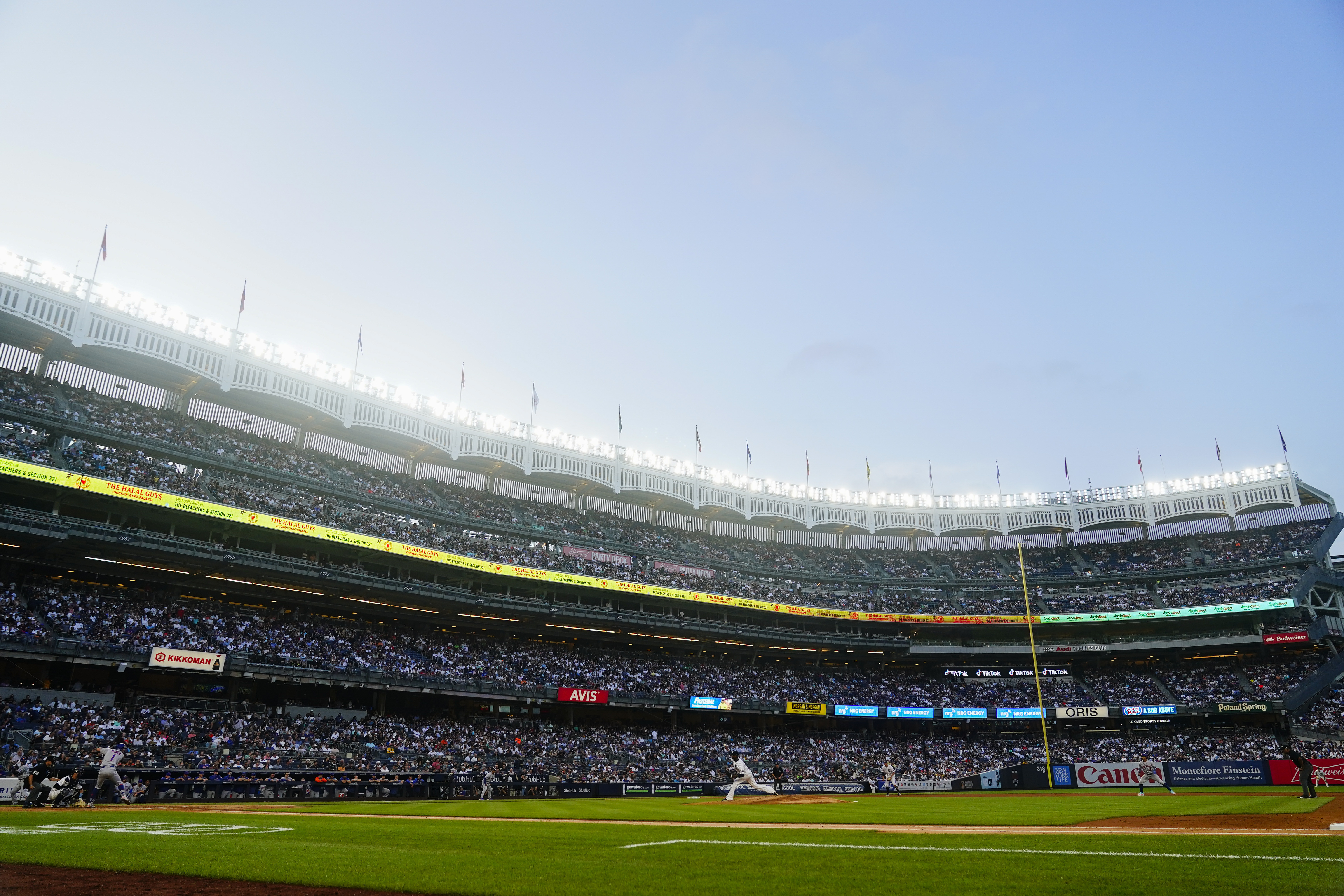 Alonso has a big night as Mets beat the Yankees 9-3 in the Subway