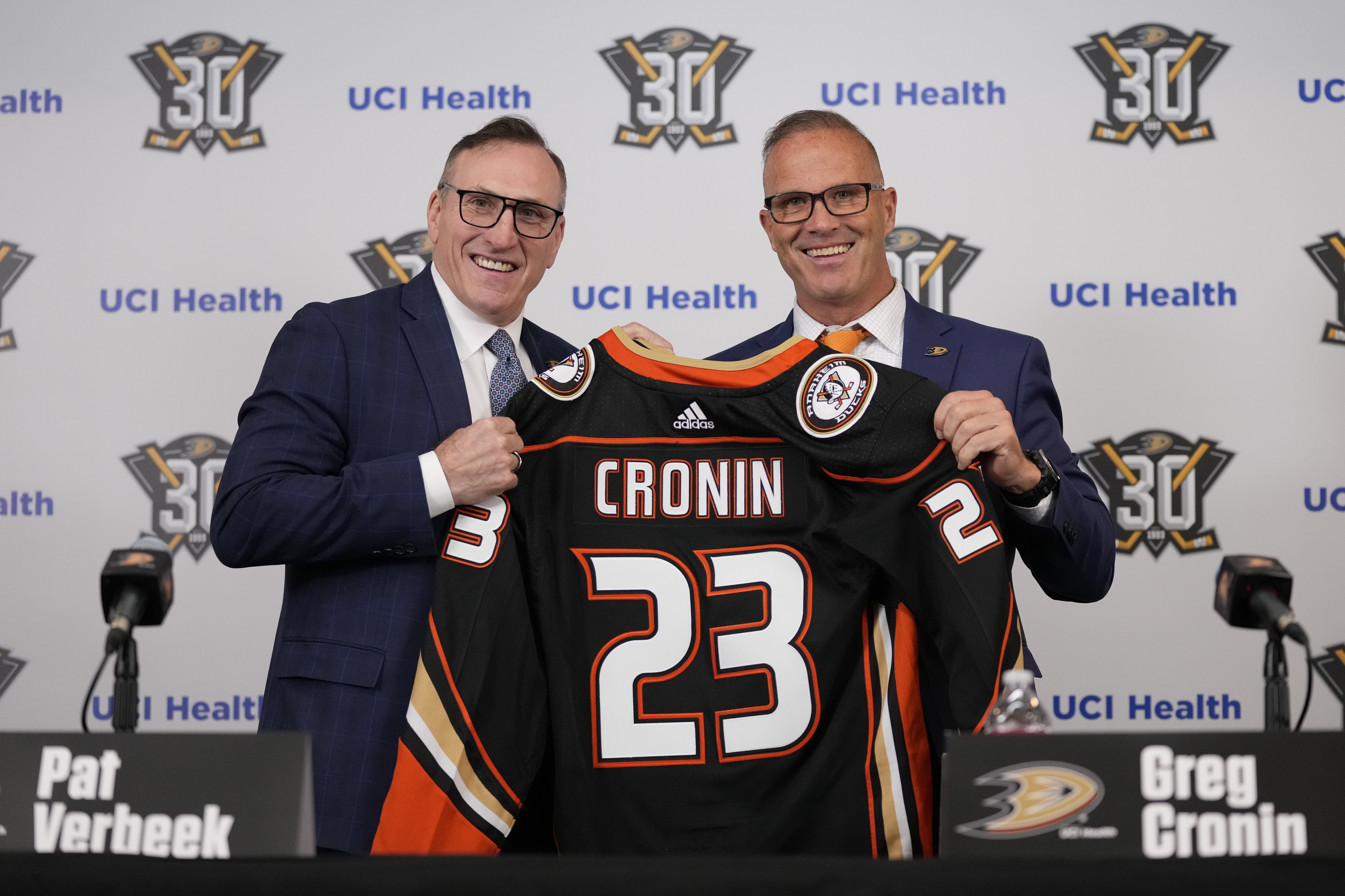New Ducks coach Greg Cronin grew up idolizing the Bruins