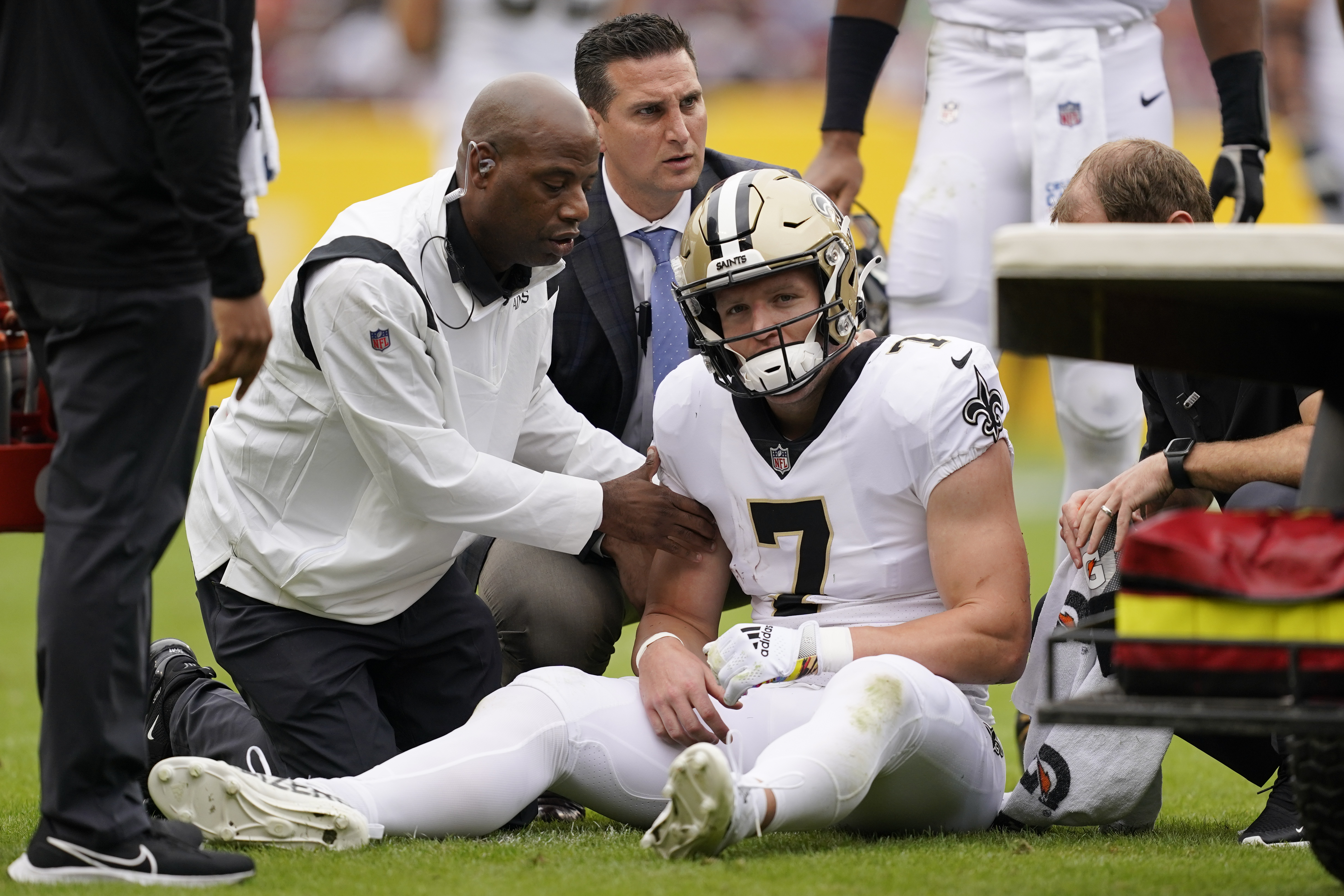 Harrison Butker leaves game with swollen left ankle; returns in 2nd quarter