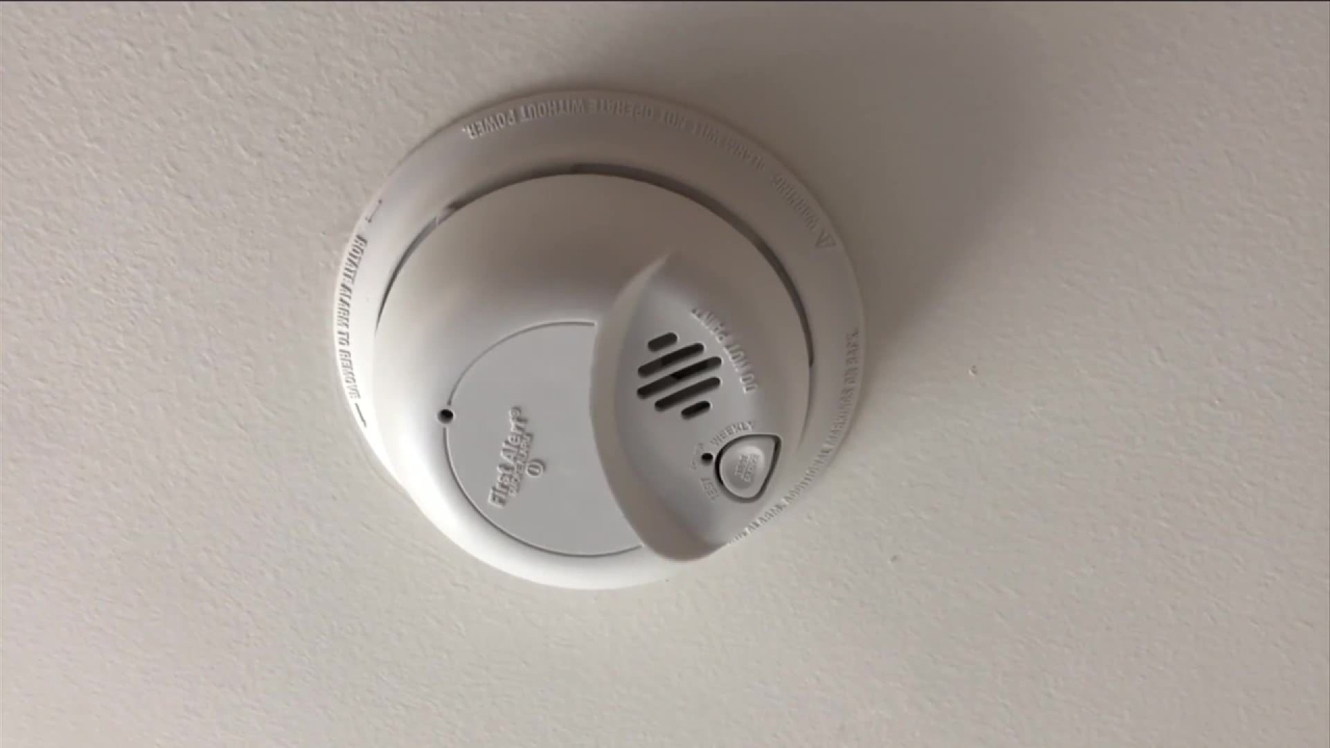 smoke detector on ceiling