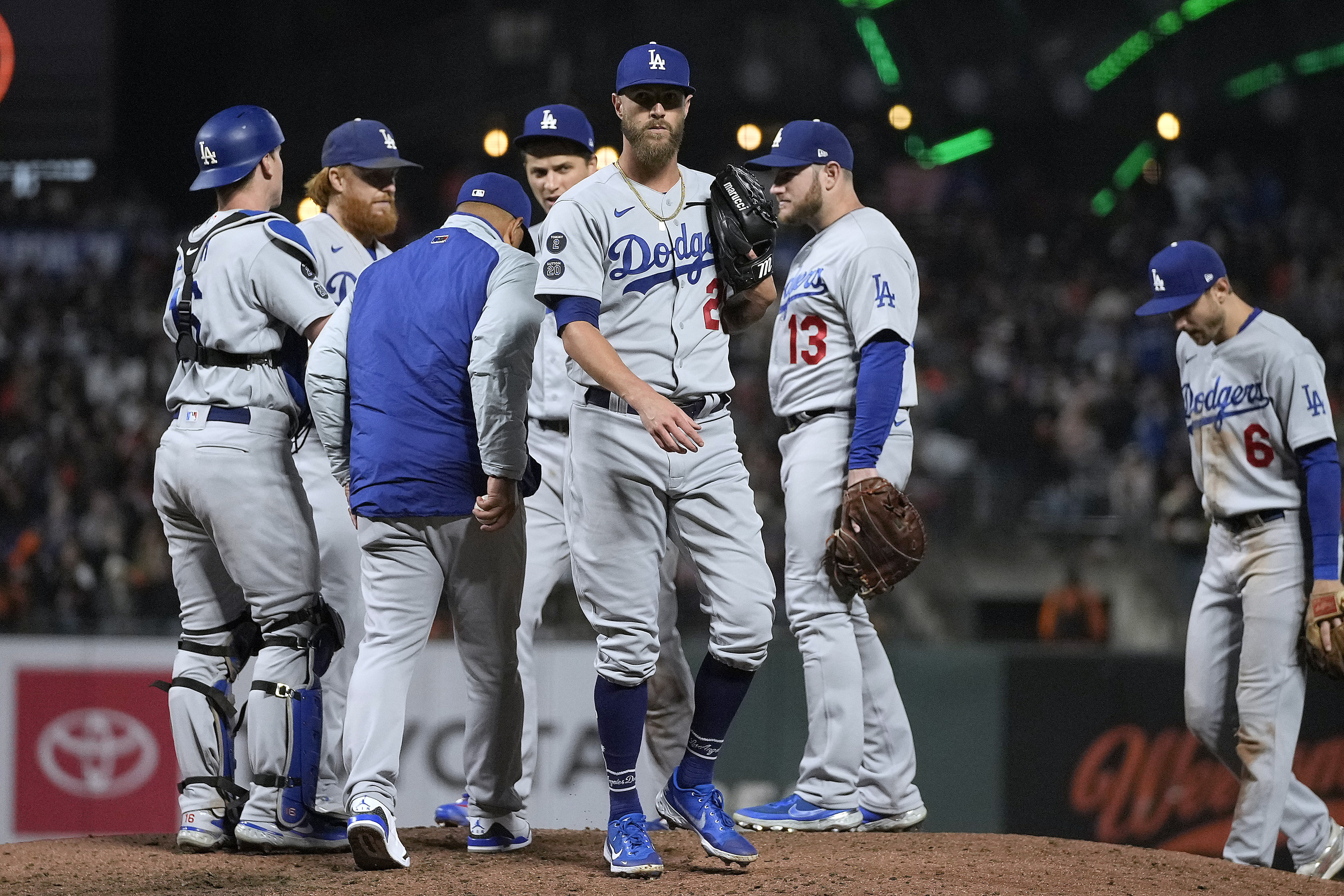 Dodgers congratulate 'tremendous competitor' Buster Posey on