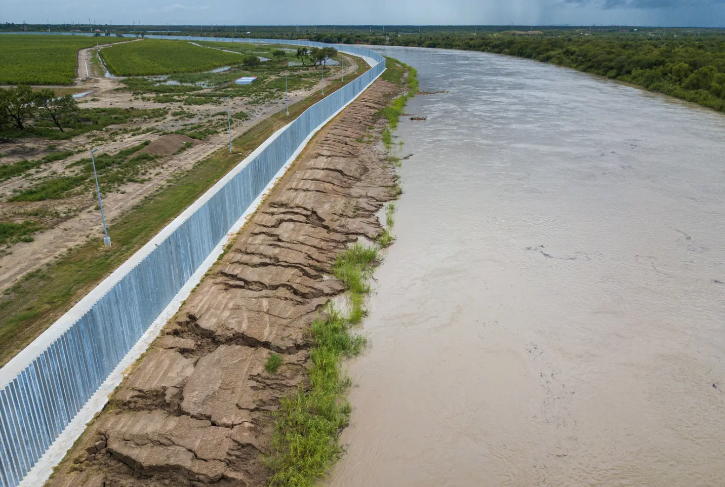 Privately funded border wall in Texas at risk of falling if it's not fixed