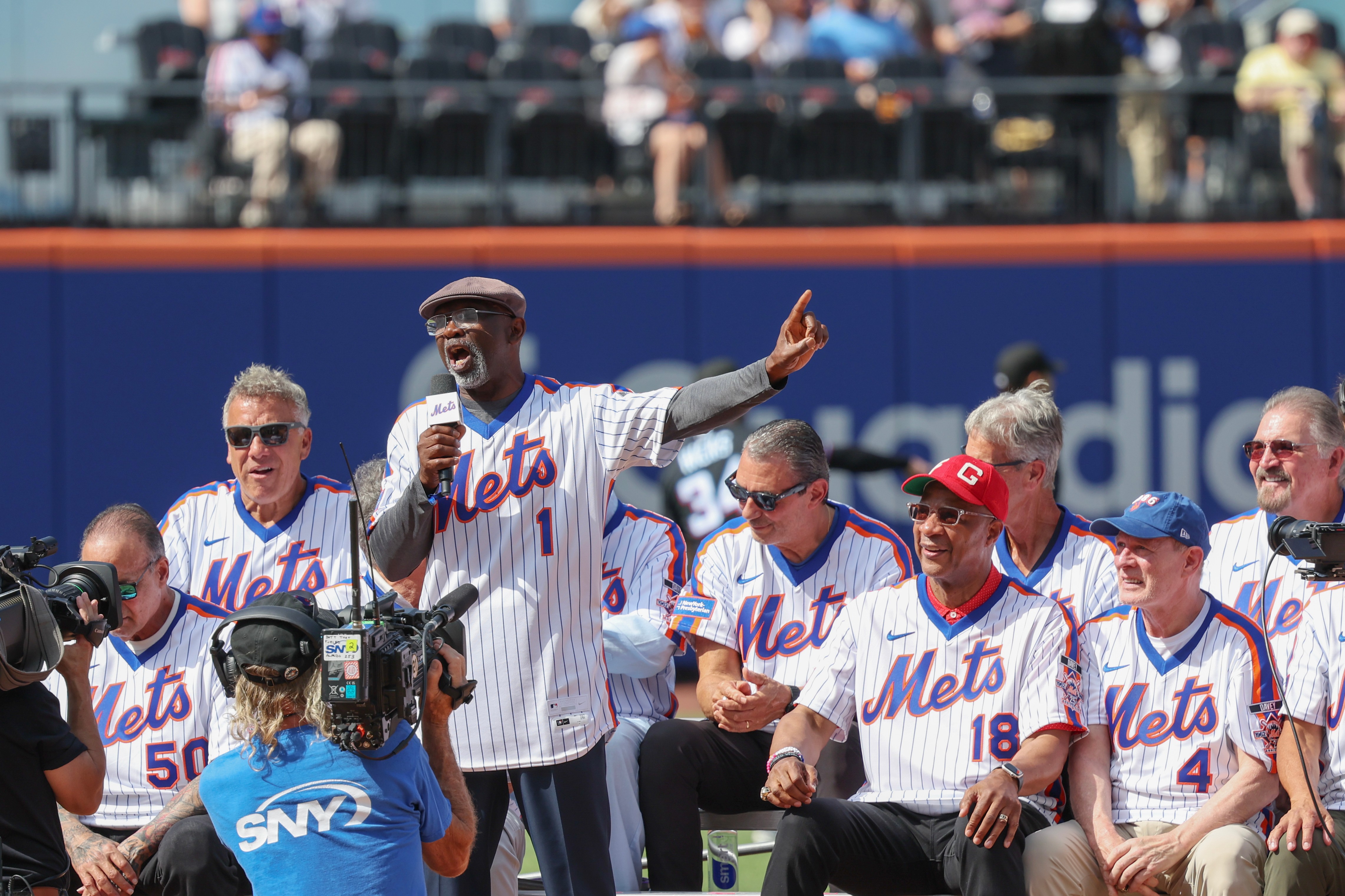 Members of the 1986 World Series champion Mets celebrate the 40th