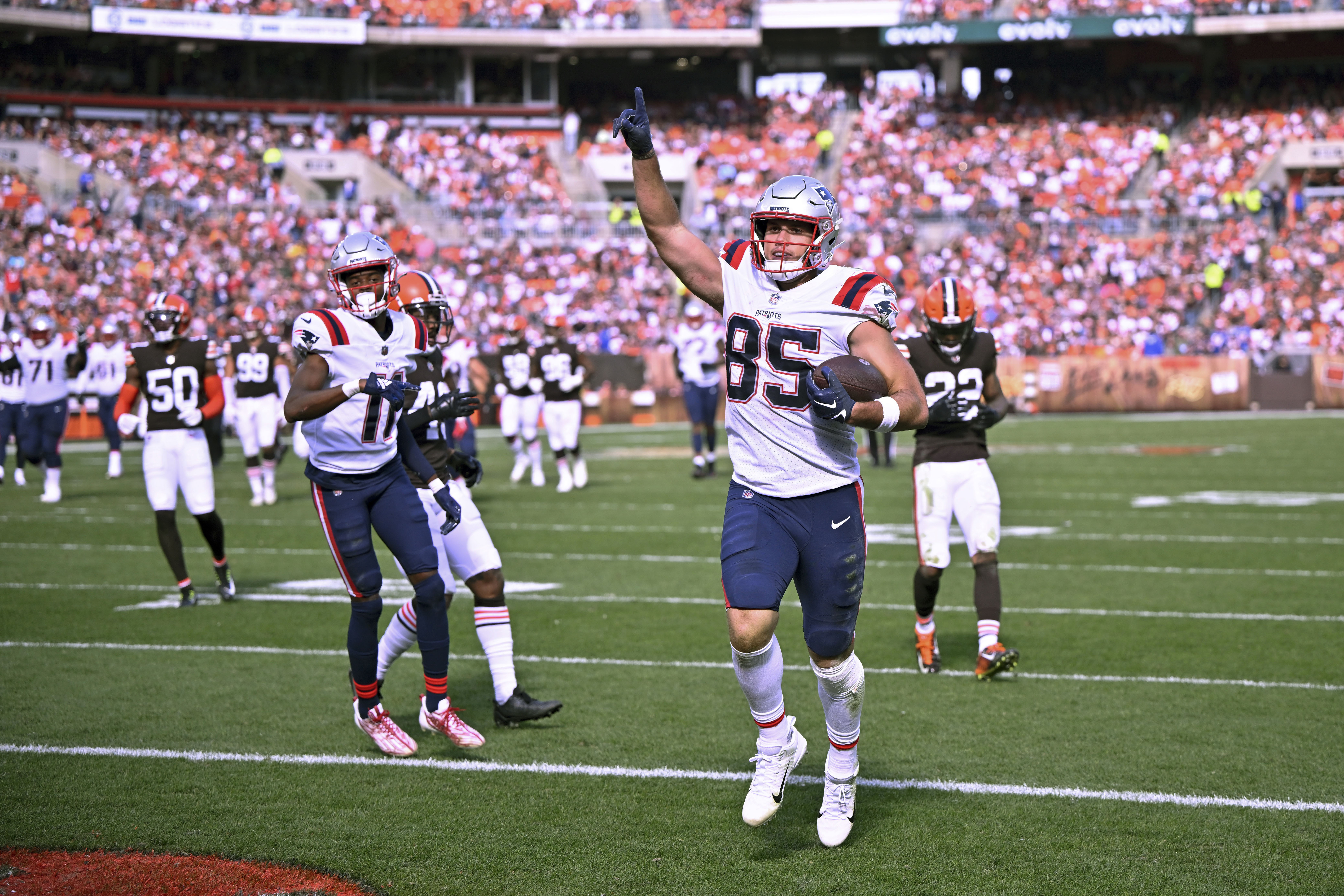 Hunter Henry Scores Two More Touchdowns For Patriots In Week 10 Blowout Win  Over Browns - CBS Boston